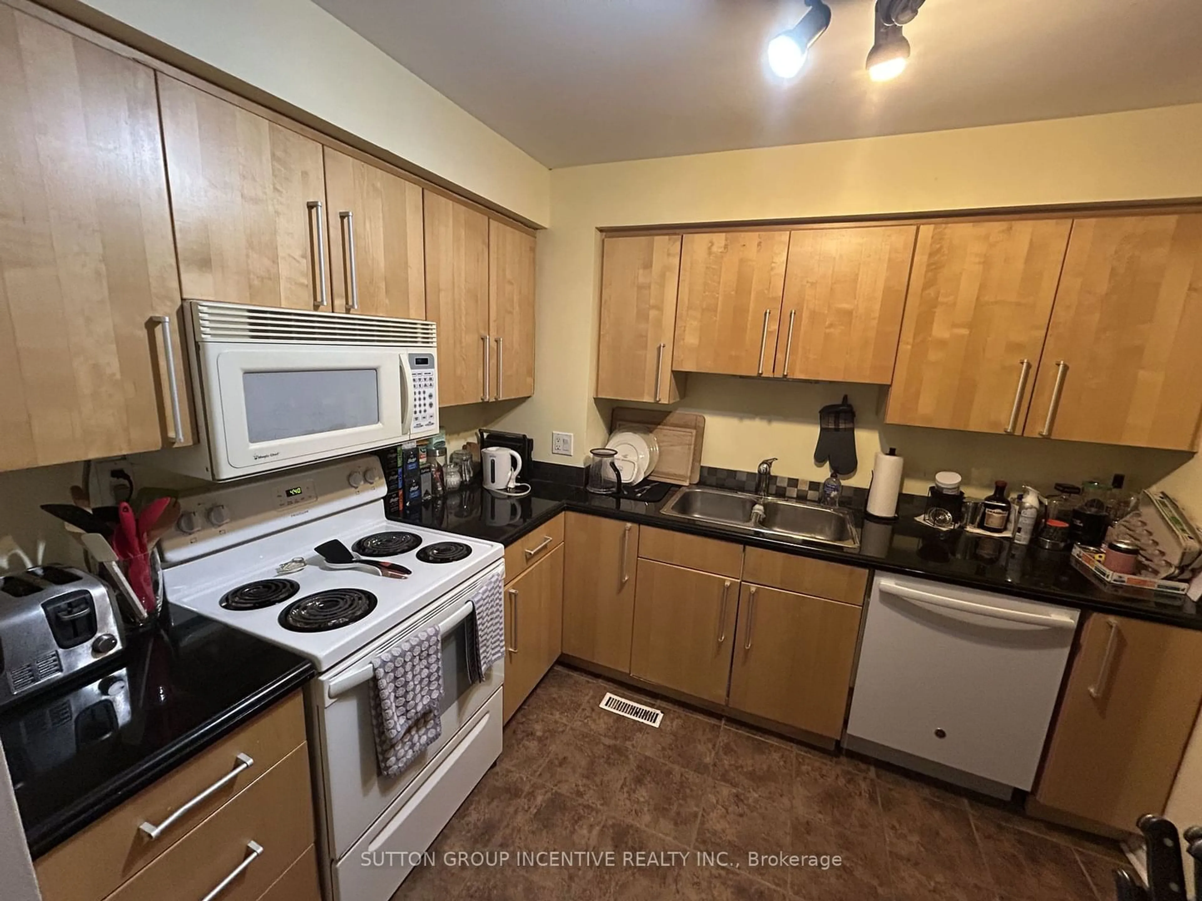 Standard kitchen, wood floors for 553 Tenth St, Collingwood Ontario L9Y 4K6