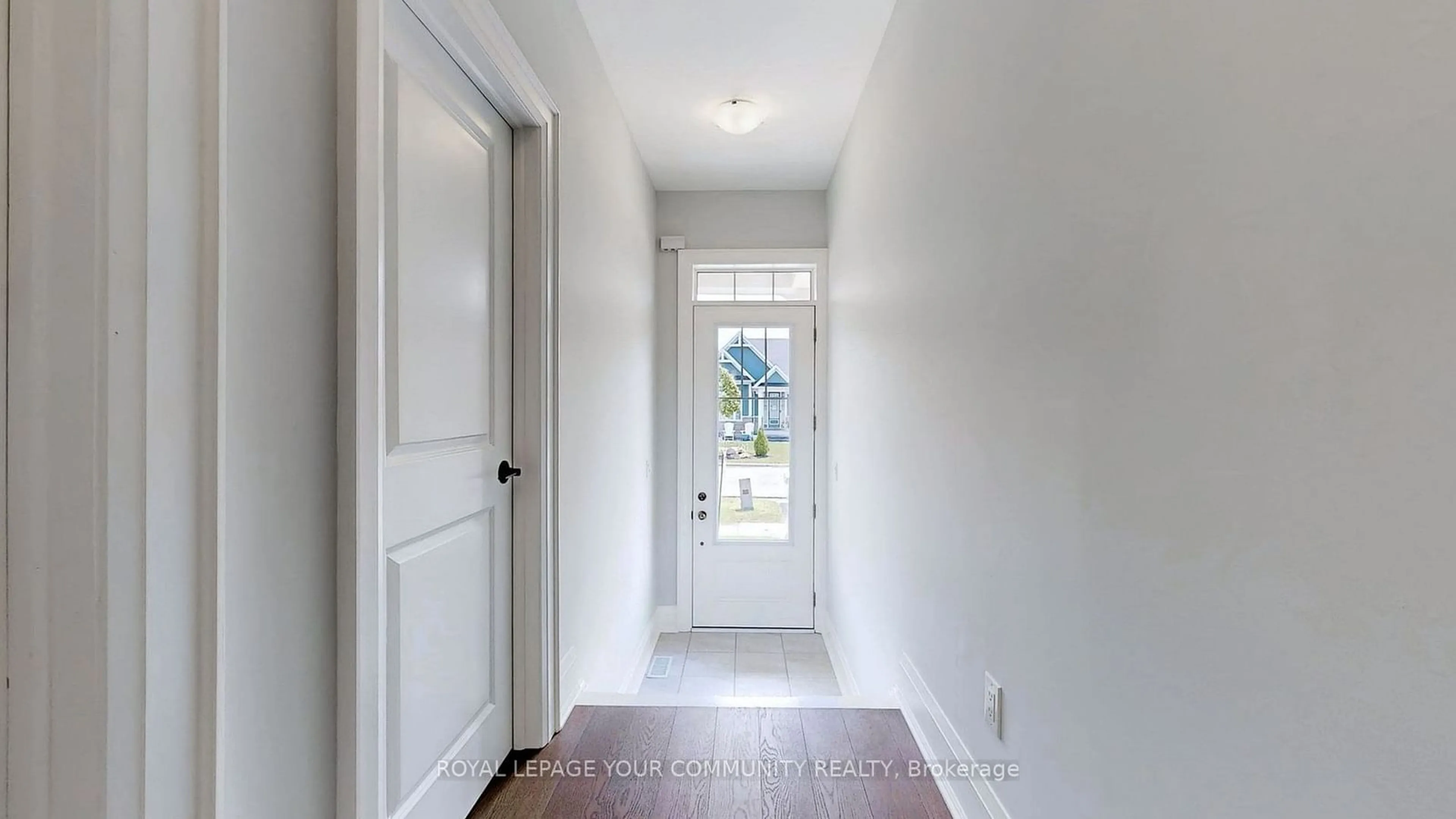 Indoor entryway, wood floors for 518 Bayport Blvd, Midland Ontario L4R 0G4