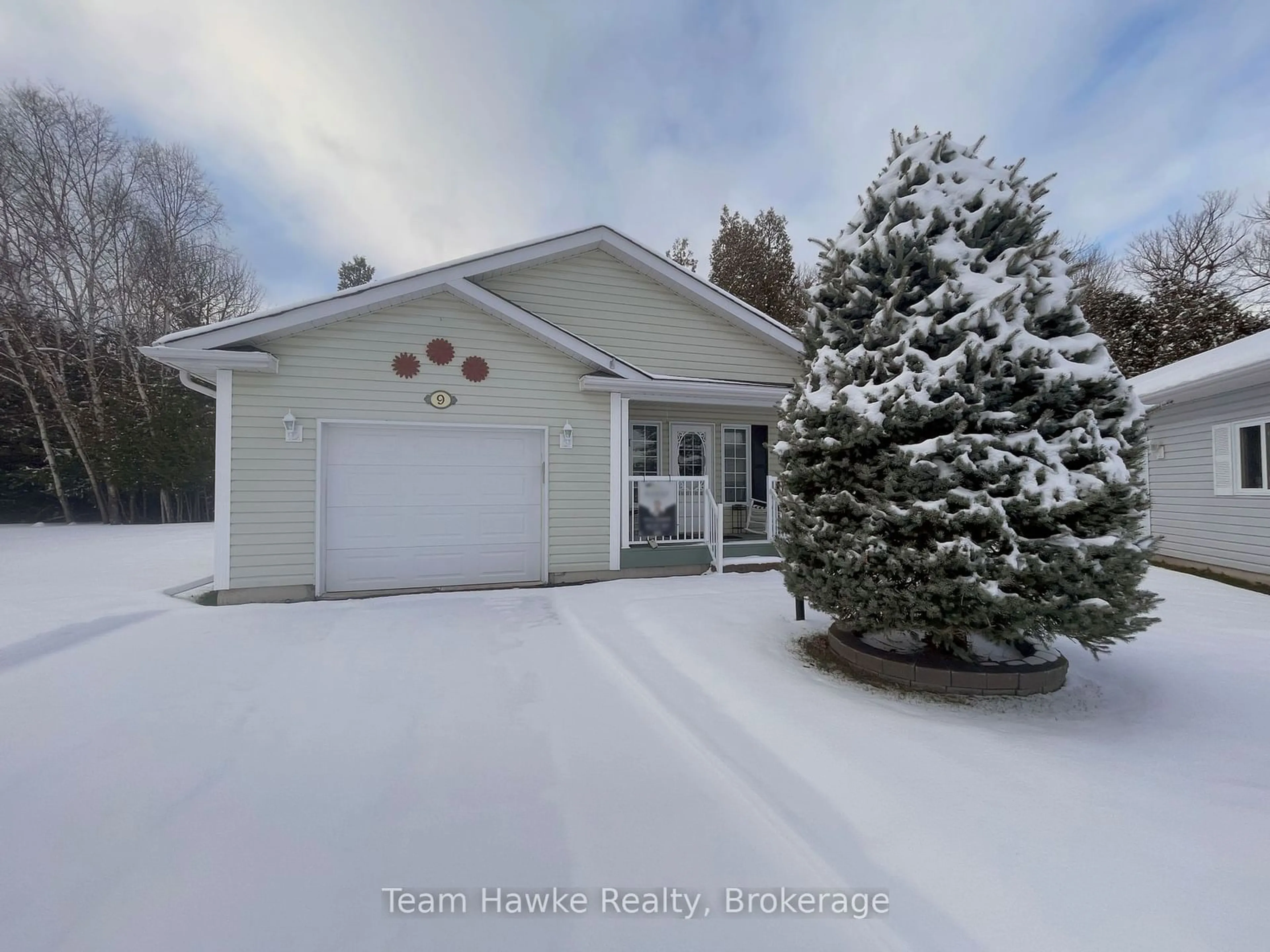 Frontside or backside of a home, the street view for 9 VENTNOR Cres, Wasaga Beach Ontario L9Z 3A8