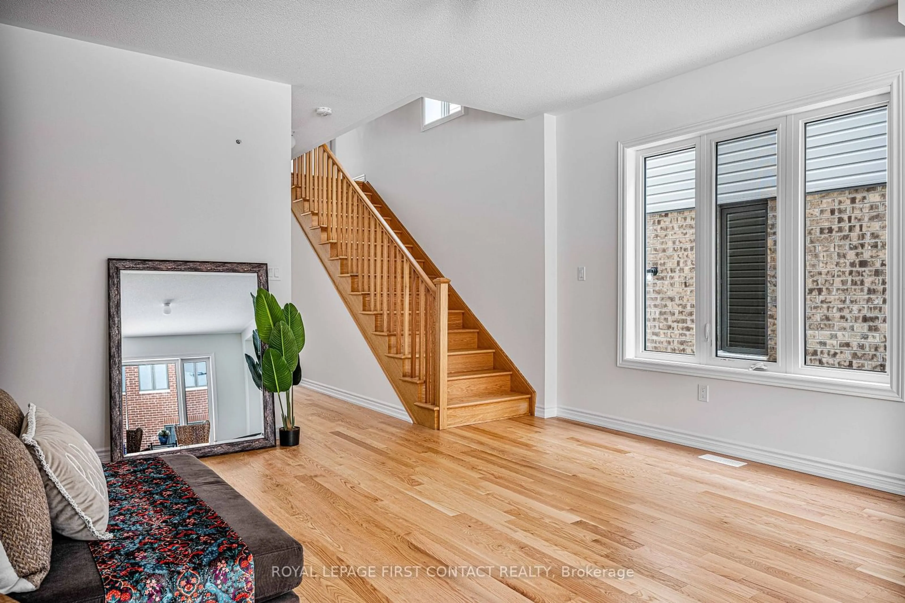 Indoor entryway, wood floors for 25 Durham Ave, Barrie Ontario L9J 0W7