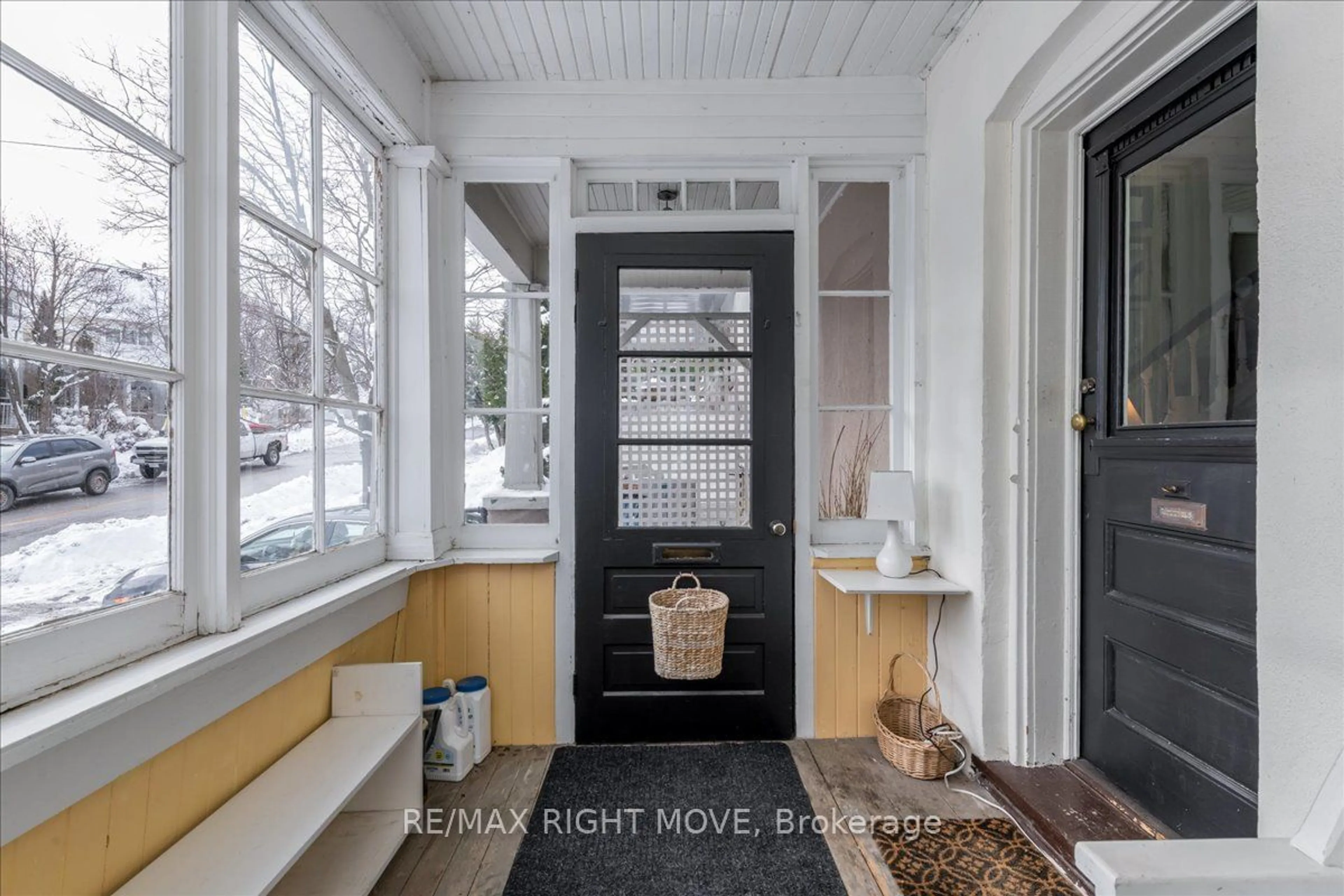 Indoor entryway, wood floors for 132 Jarvis St, Orillia Ontario L3V 2A5