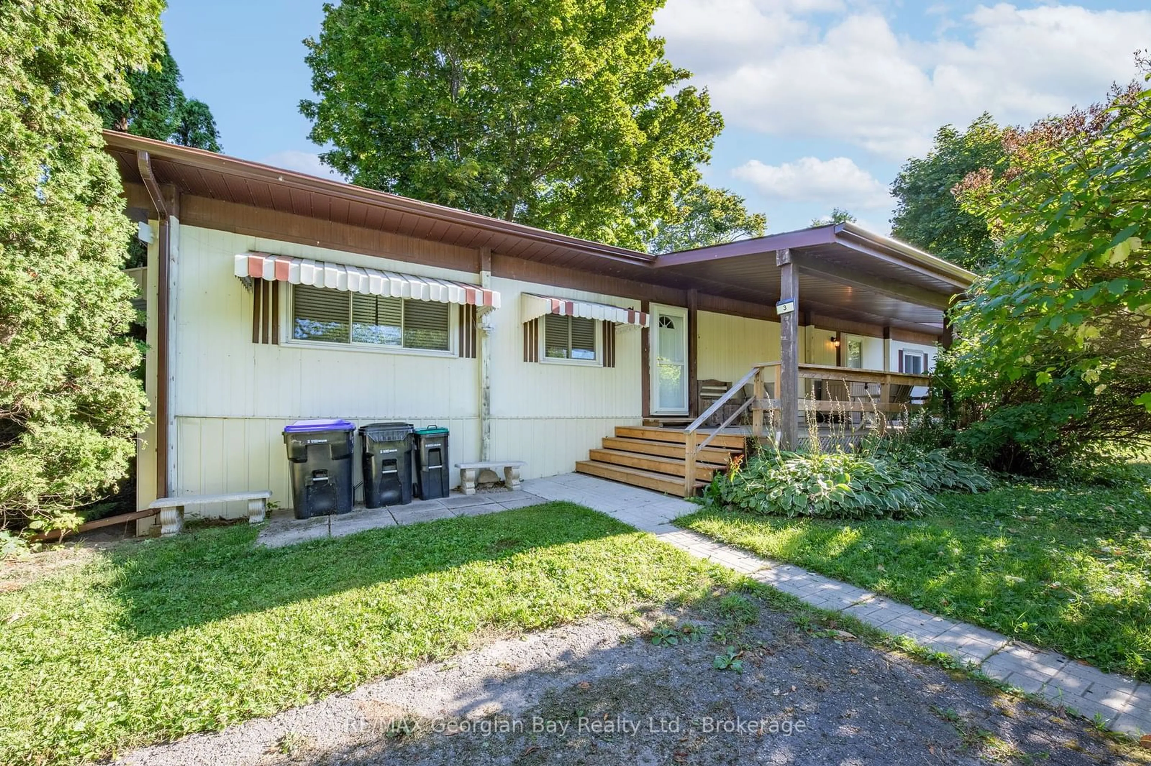 Frontside or backside of a home, cottage for 3 Lakeshore Rd, Midland Ontario L4R 0B9