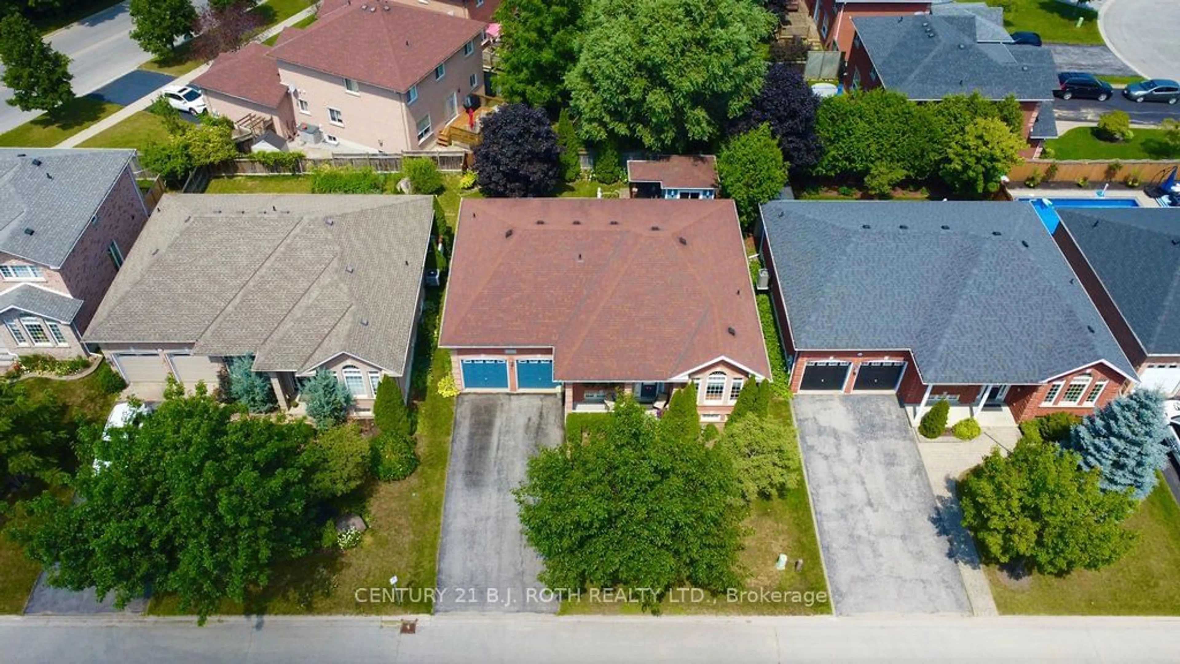 Frontside or backside of a home, the fenced backyard for 263 Dock Rd, Barrie Ontario L4N 0L3