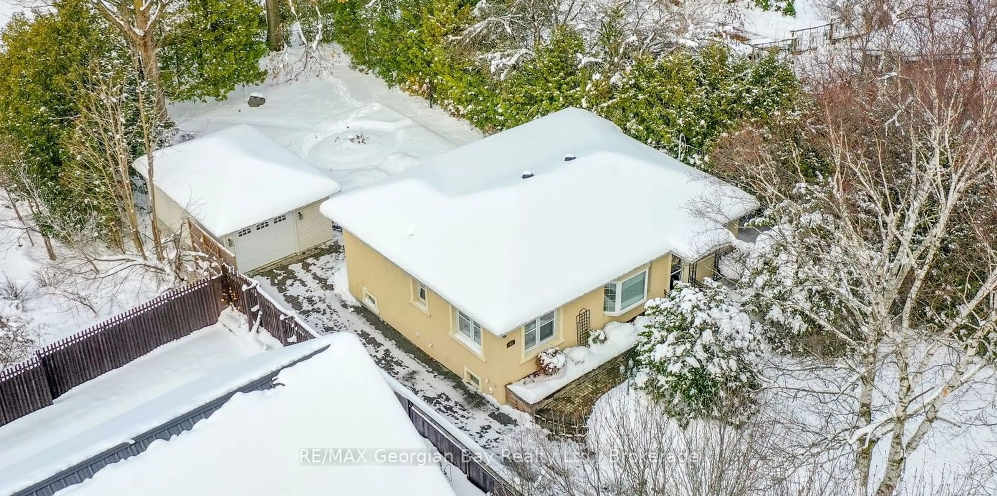 Frontside or backside of a home, the street view for 43 Robert St, Penetanguishene Ontario L9M 1B1