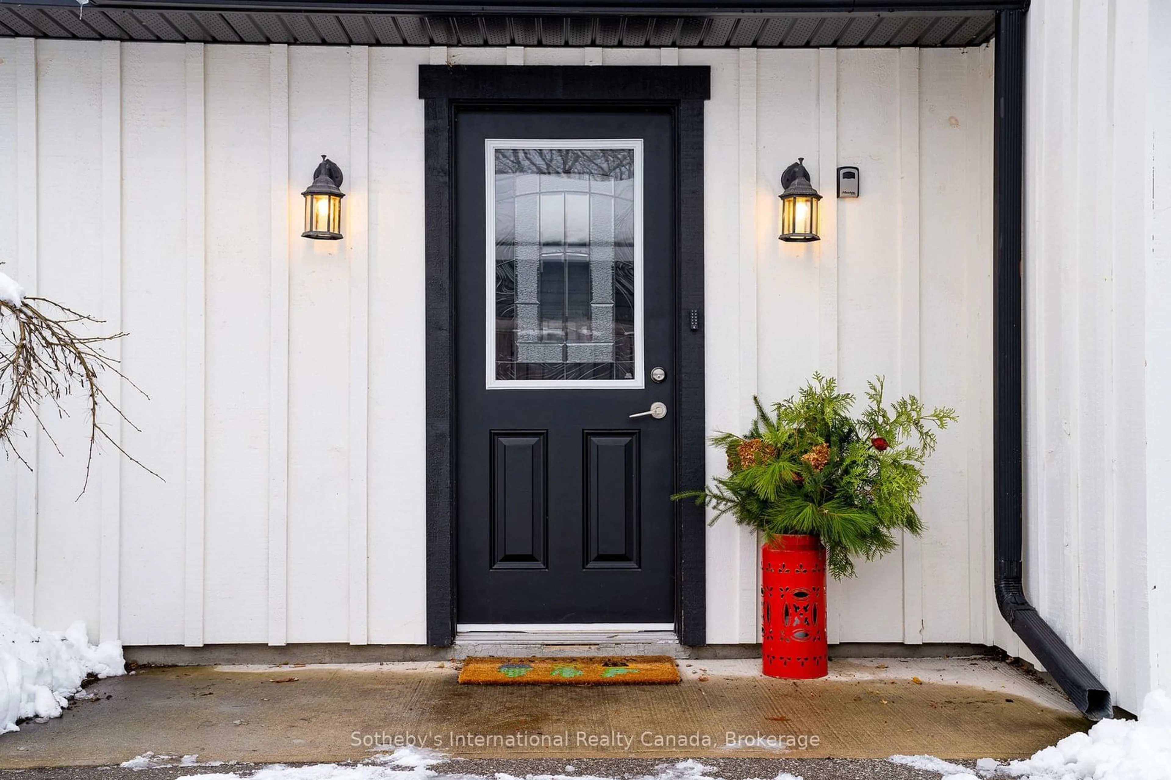 Indoor entryway, wood floors for 223 Sixth St, Collingwood Ontario L9Y 1Z2