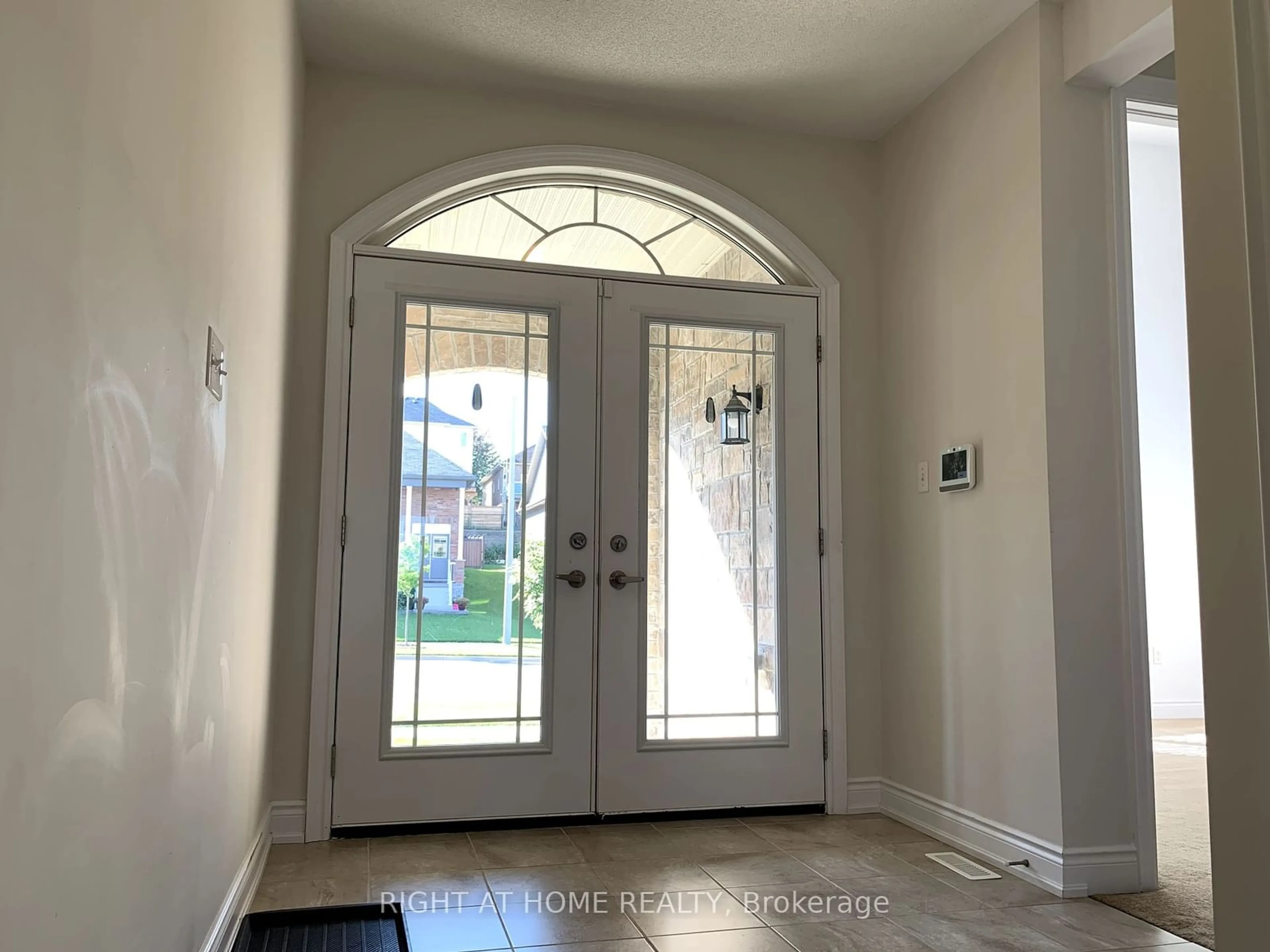 Indoor entryway, wood floors for 3139 Monarch Dr, Orillia Ontario L3V 7X1