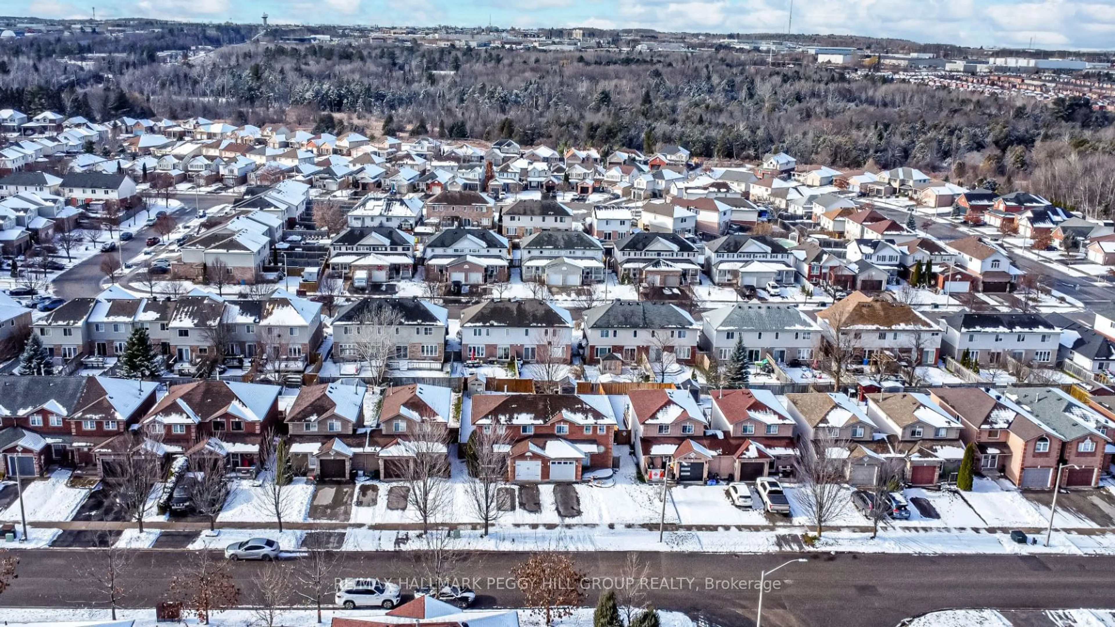 A pic from exterior of the house or condo, the street view for 211 Nathan Cres, Barrie Ontario L4N 0S3