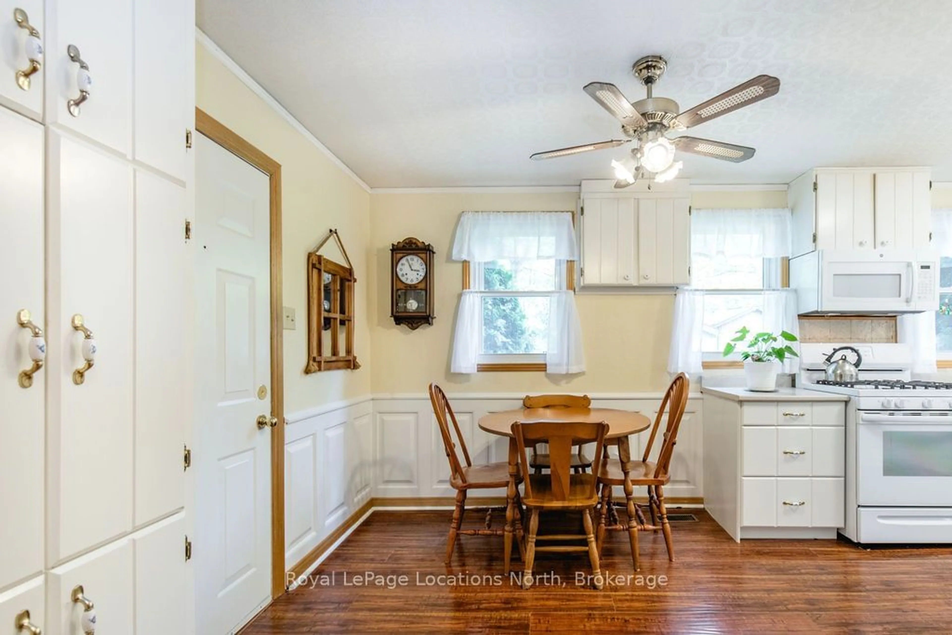 Dining room, wood floors, cottage for 72 STROUD Cres, Wasaga Beach Ontario L9Z 2T5