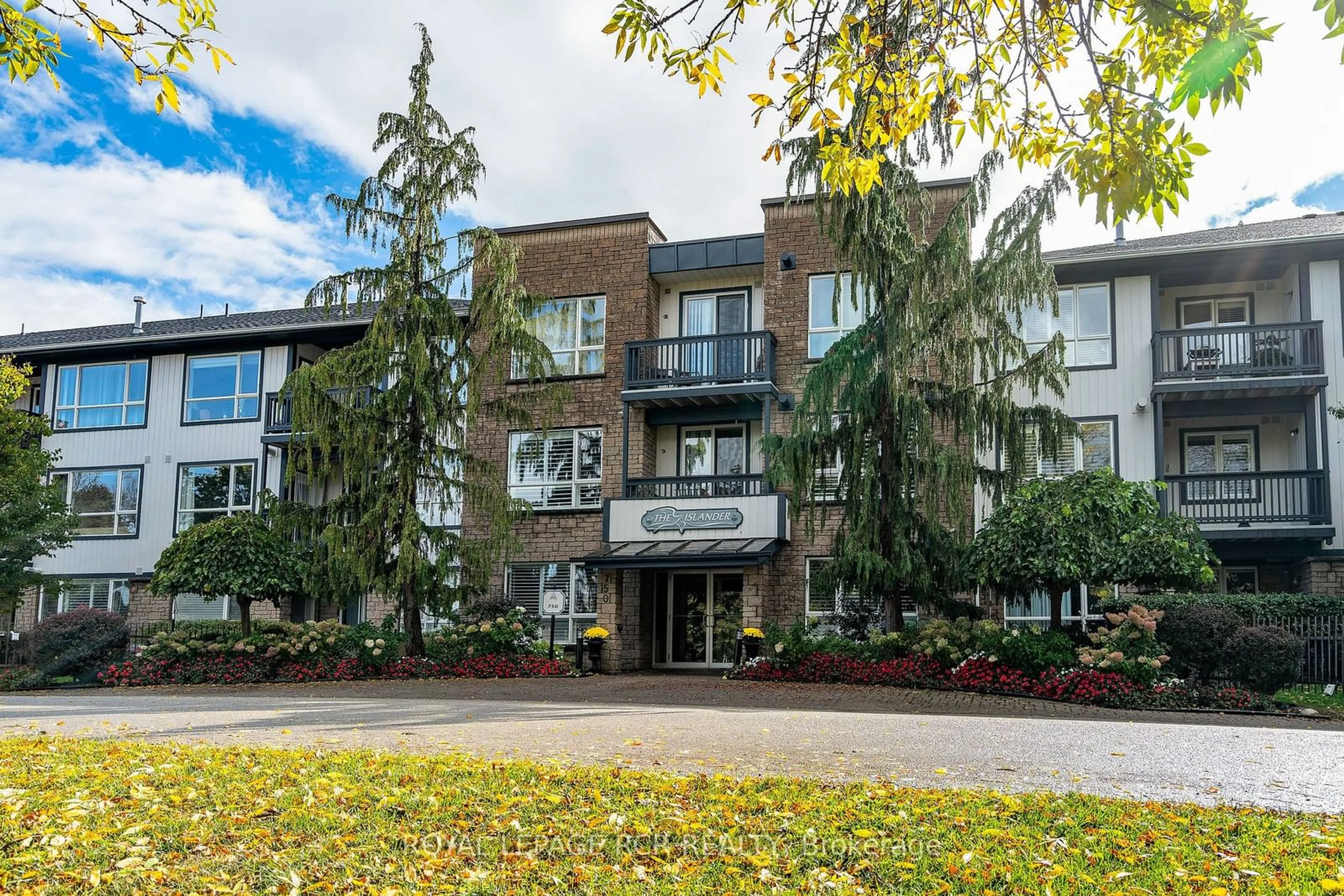 A pic from exterior of the house or condo, the front or back of building for 750 Johnston Park Ave #2006, Collingwood Ontario L9Y 5C7