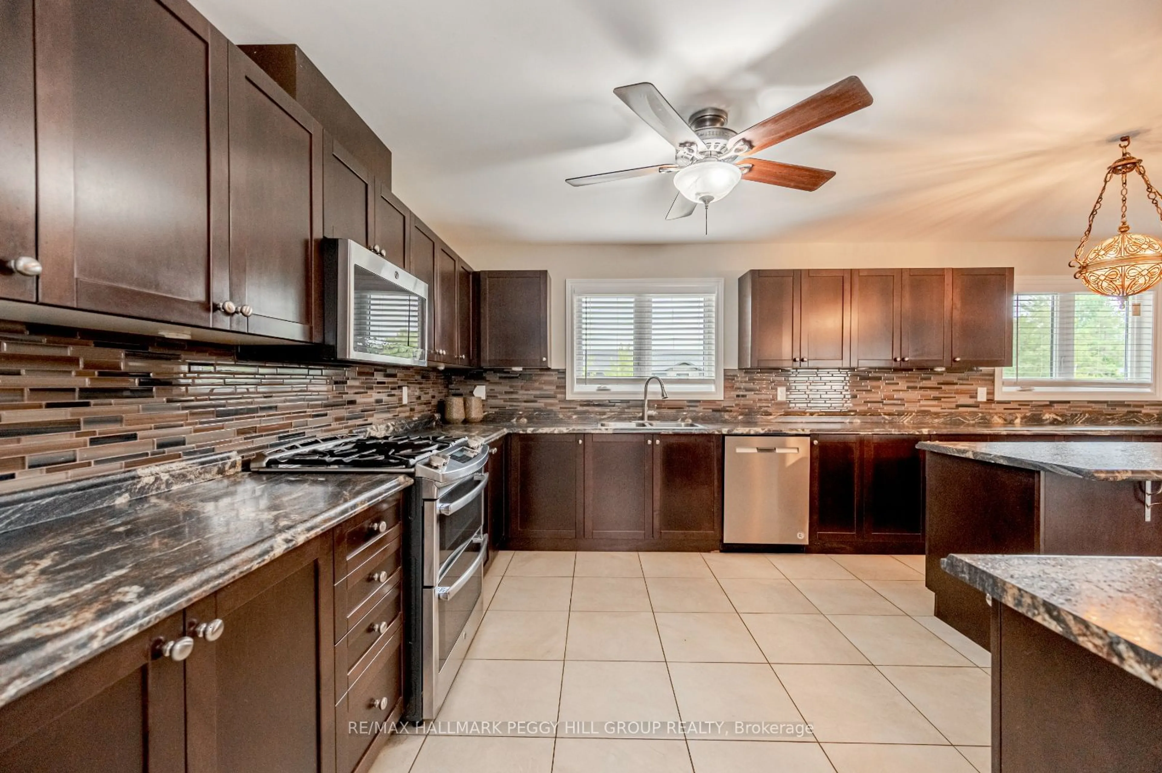 Open concept kitchen for 21 Keyzer Dr, Oro-Medonte Ontario L0K 2G0