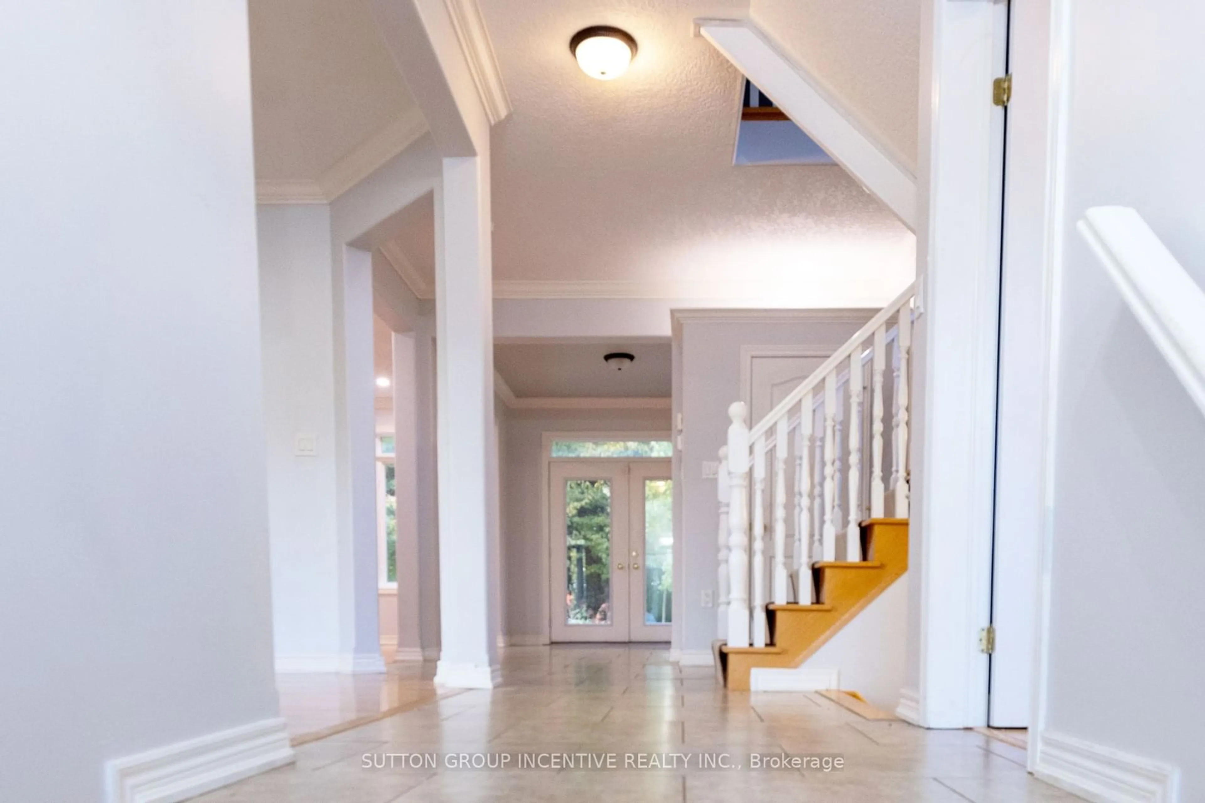 Indoor foyer, wood floors for 33 Cumming Dr, Barrie Ontario L4N 0C5