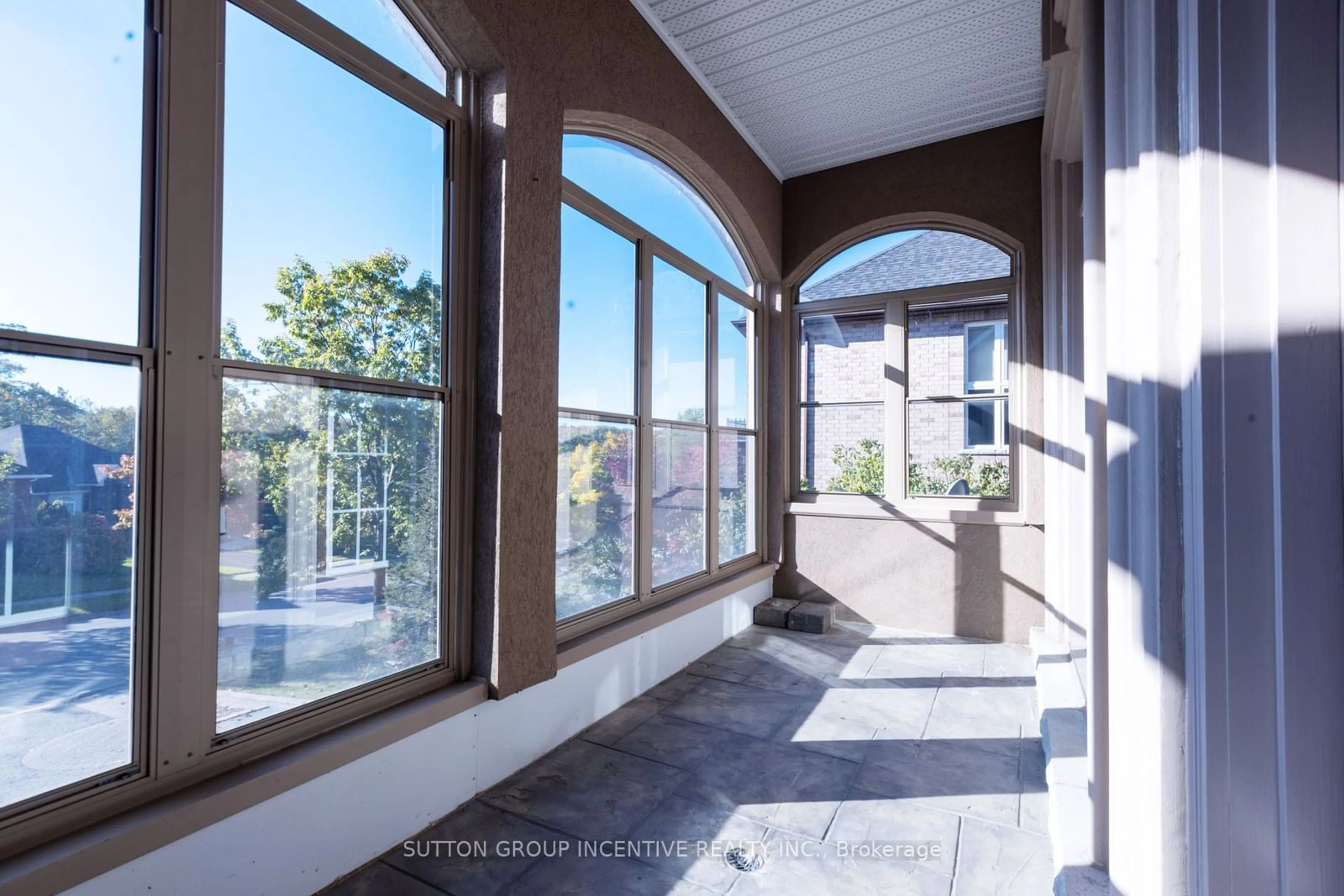 Indoor foyer, ceramic floors for 33 Cumming Dr, Barrie Ontario L4N 0C5