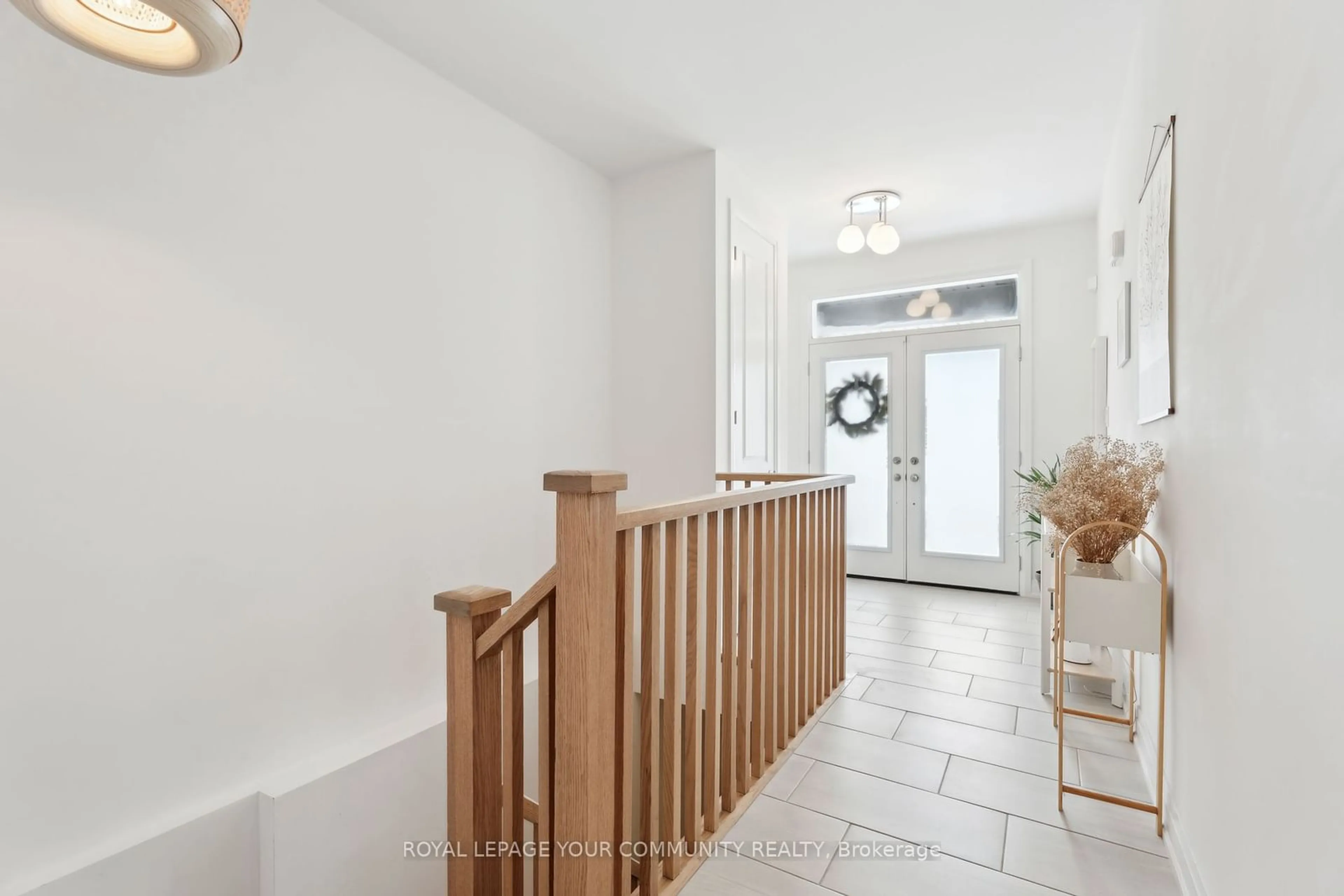 Indoor entryway, wood floors for 33 Mabern St, Barrie Ontario L9J 0H9