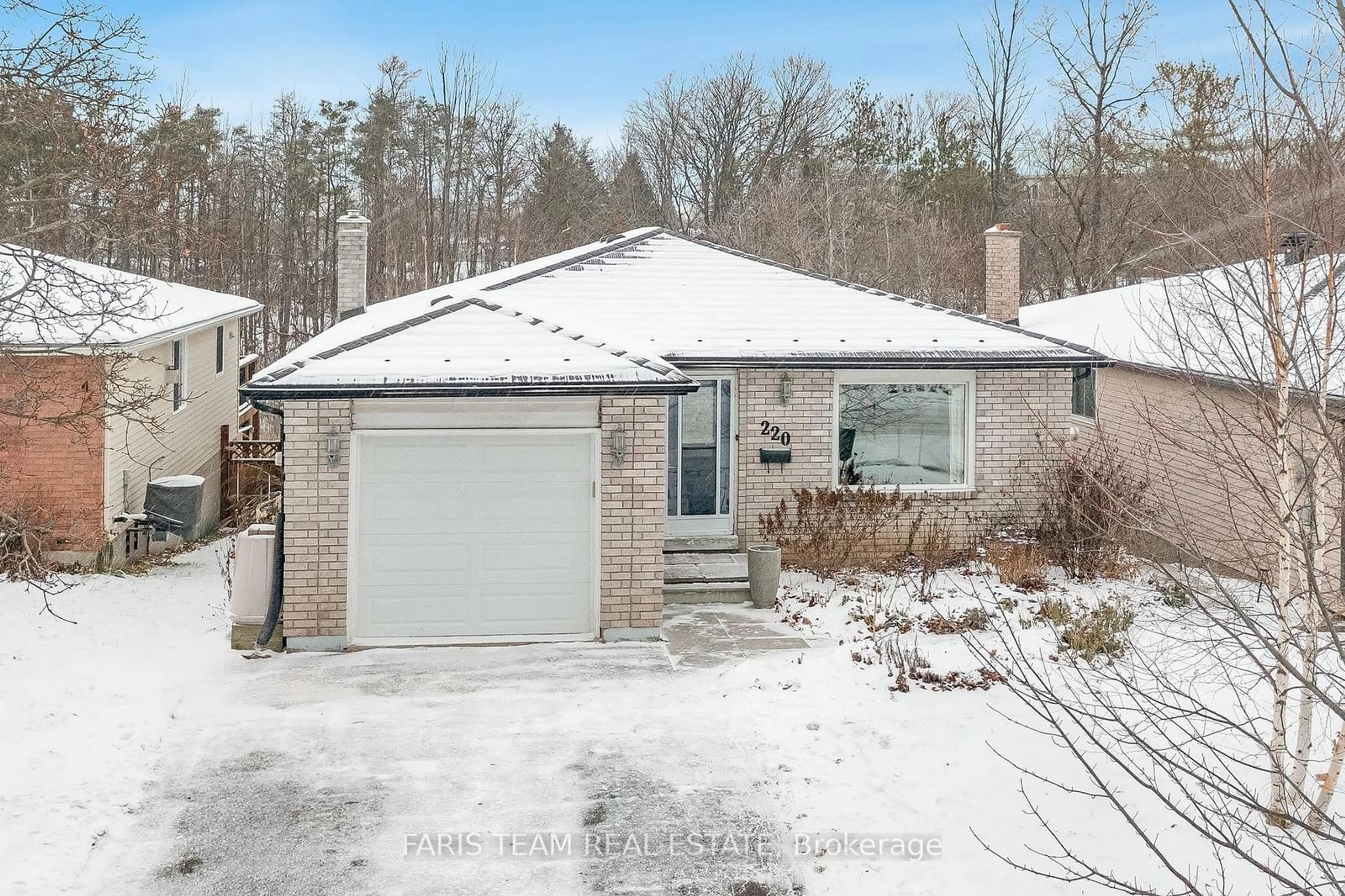 Frontside or backside of a home, cottage for 220 Lillian Cres, Barrie Ontario L4N 5Y5