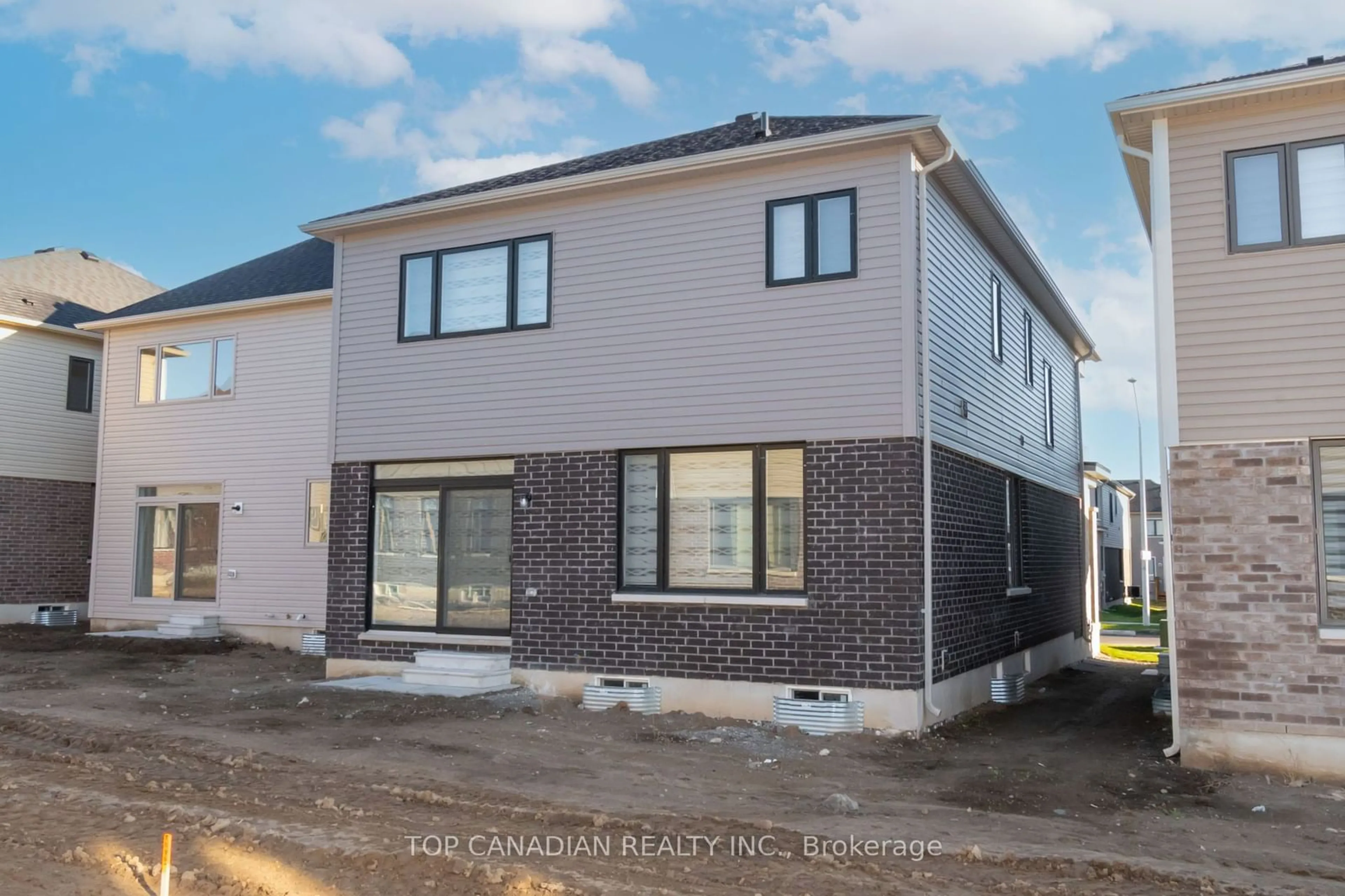 Home with brick exterior material for 33 Durham Ave, Barrie Ontario L9S 2Z8