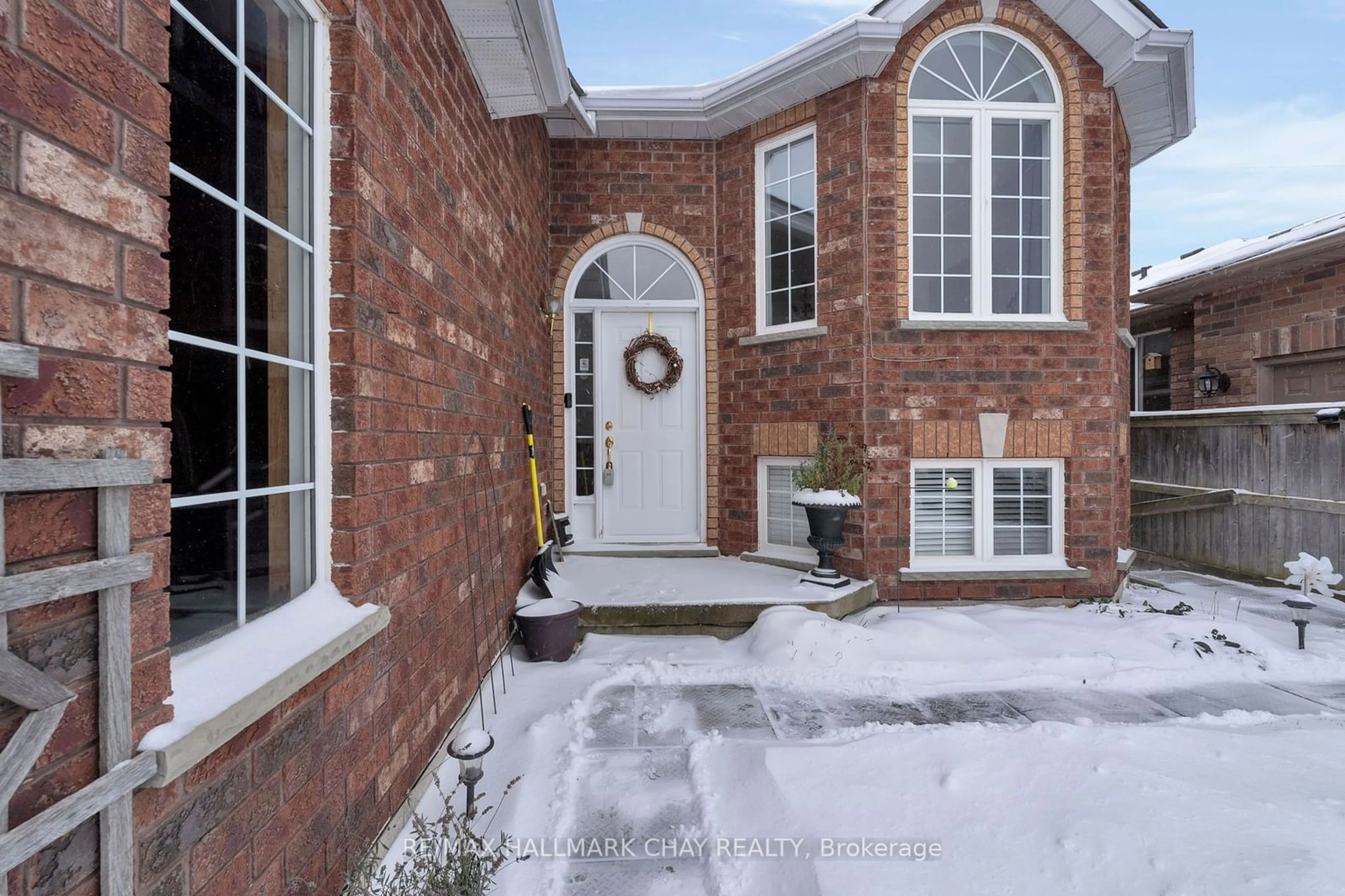 Home with brick exterior material for 195 Pringle Dr, Barrie Ontario L4N 0P7