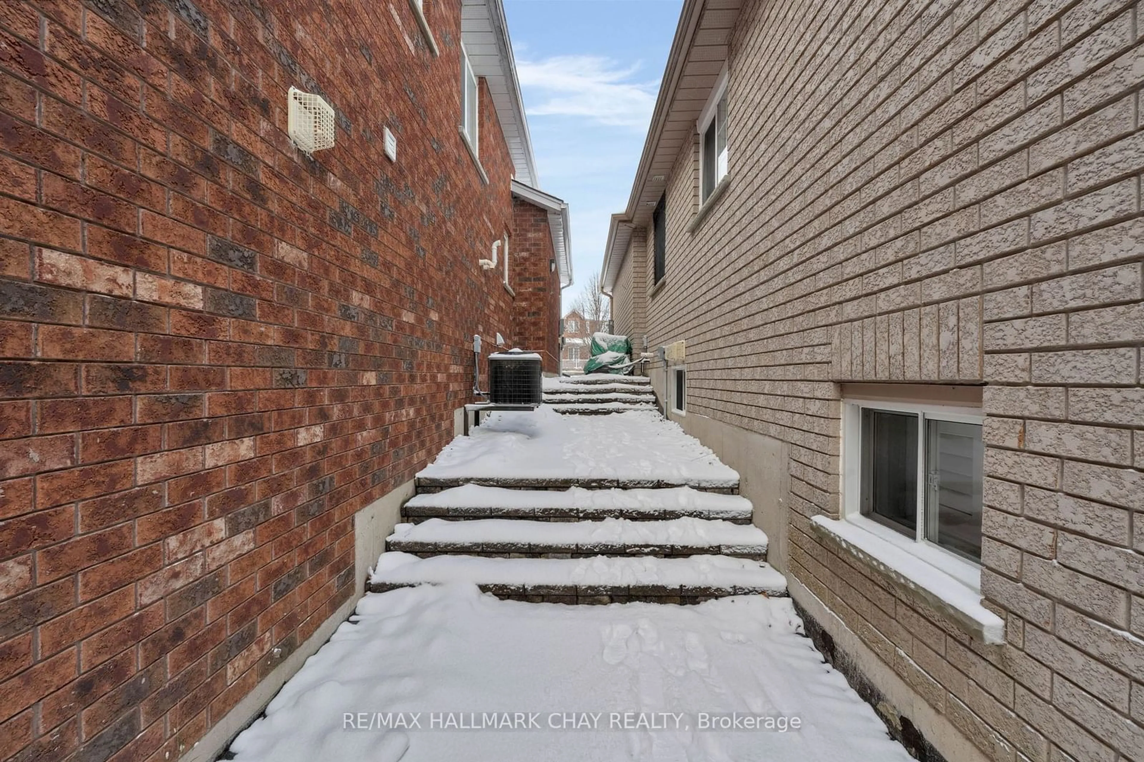 A pic from exterior of the house or condo, the street view for 195 Pringle Dr, Barrie Ontario L4N 0P7