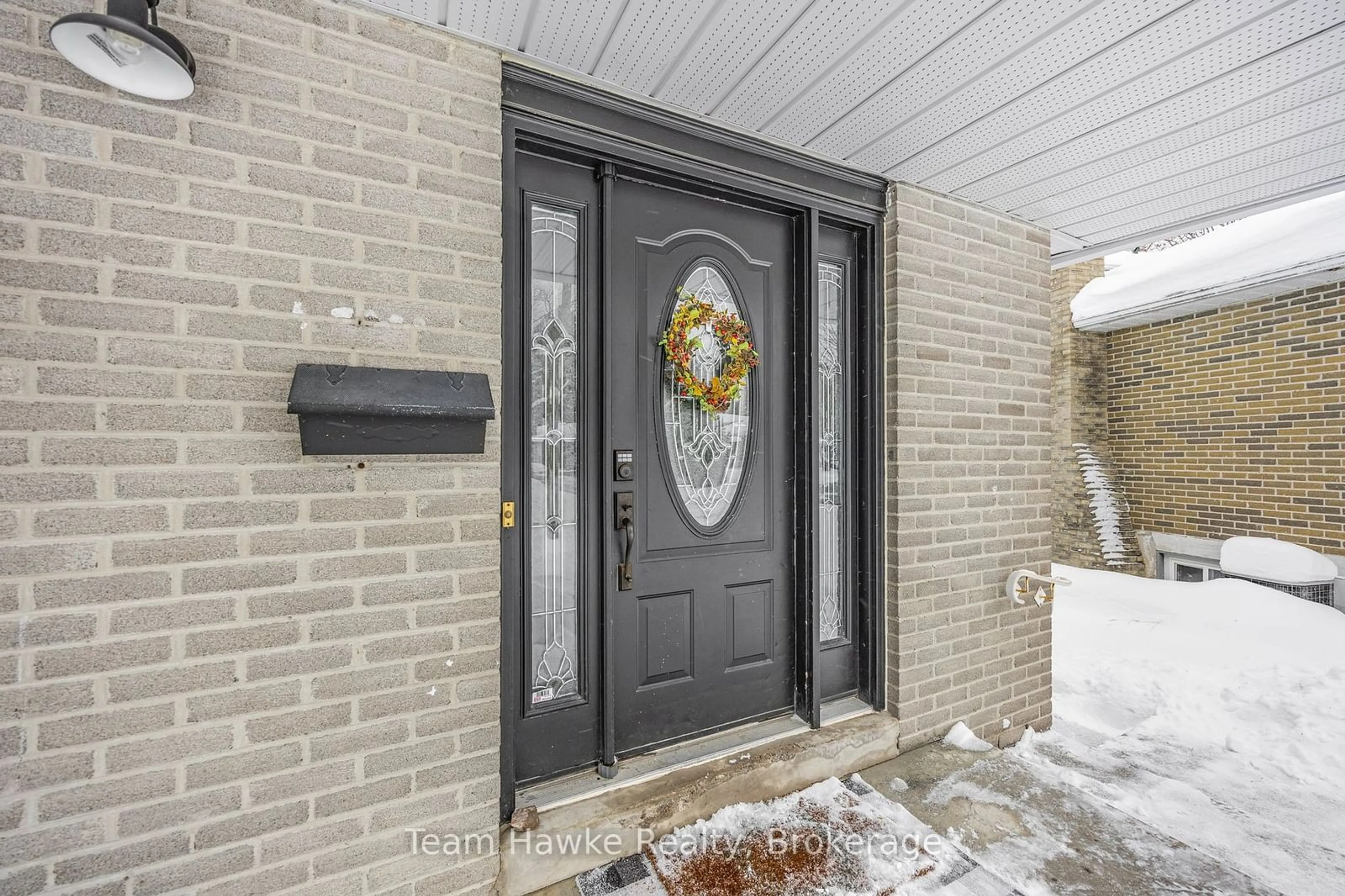 Indoor entryway, wood floors for 175 Woodland Dr, Midland Ontario L4R 4C9