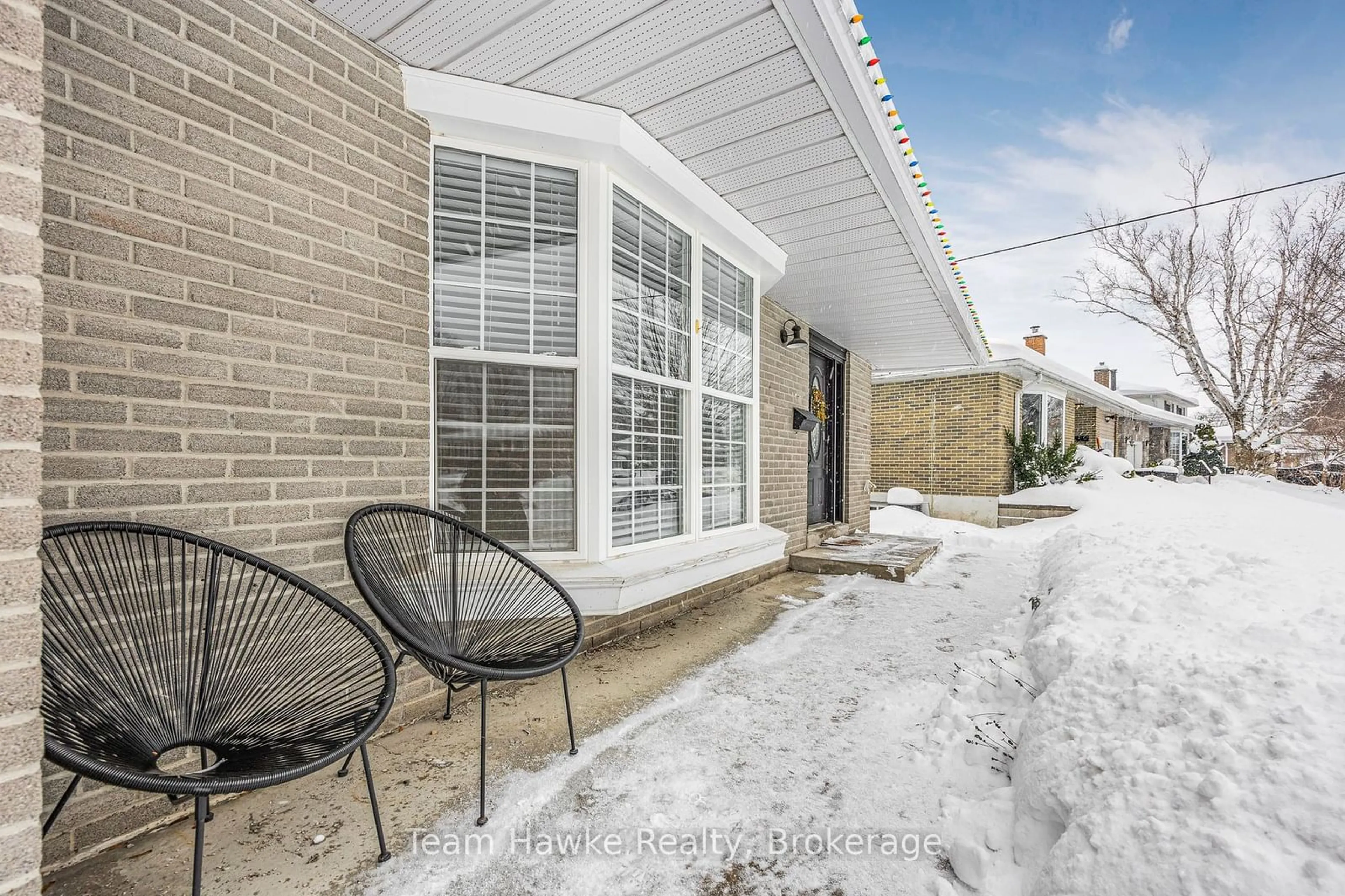 A pic from exterior of the house or condo, the street view for 175 Woodland Dr, Midland Ontario L4R 4C9