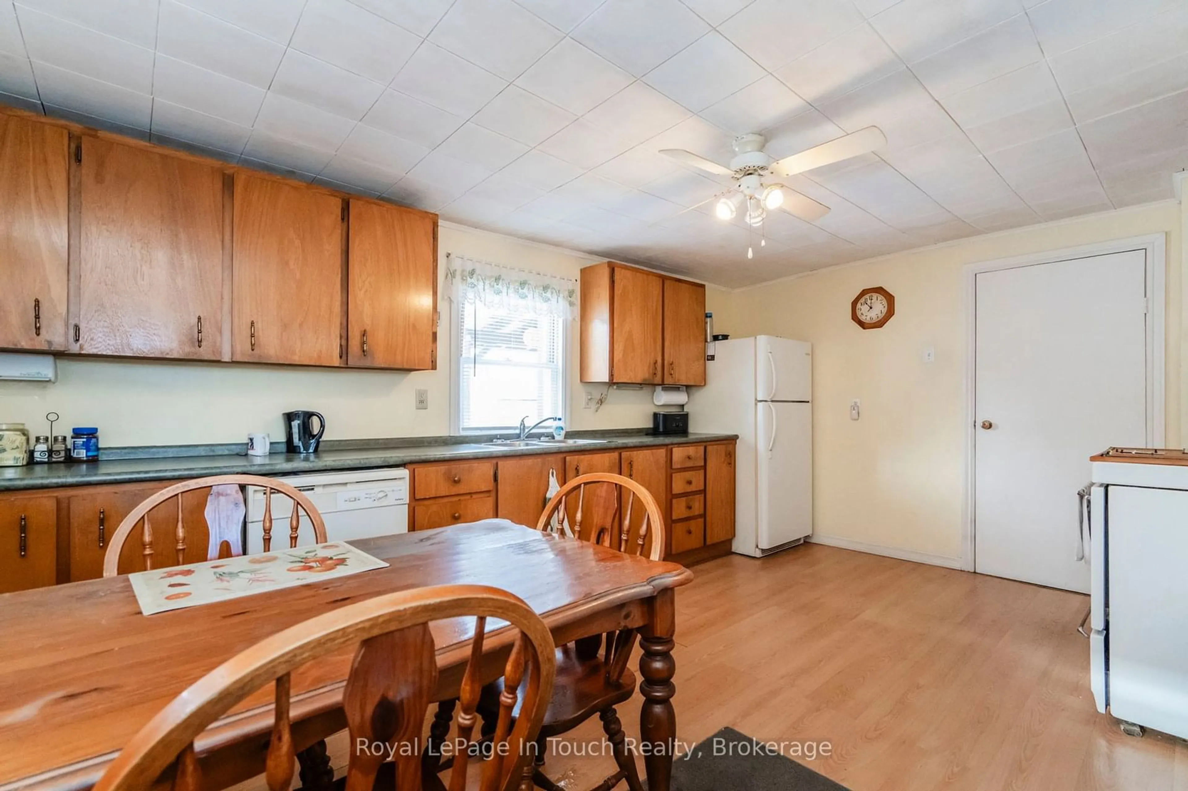 Standard kitchen, cottage for 162 Seventh St, Midland Ontario L4R 3Z2