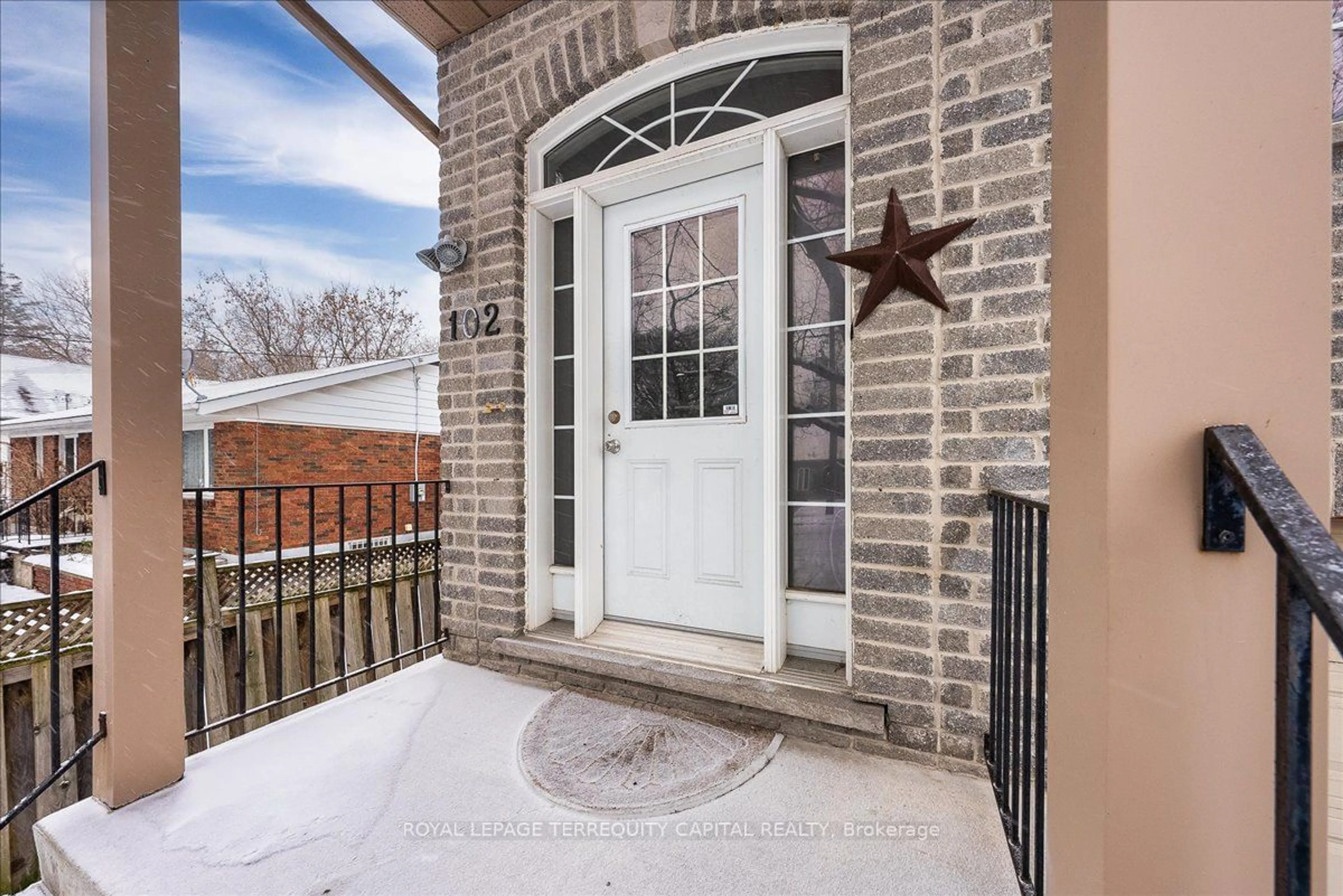 Indoor entryway, wood floors for 102 Henry St, Barrie Ontario L4N 1C8