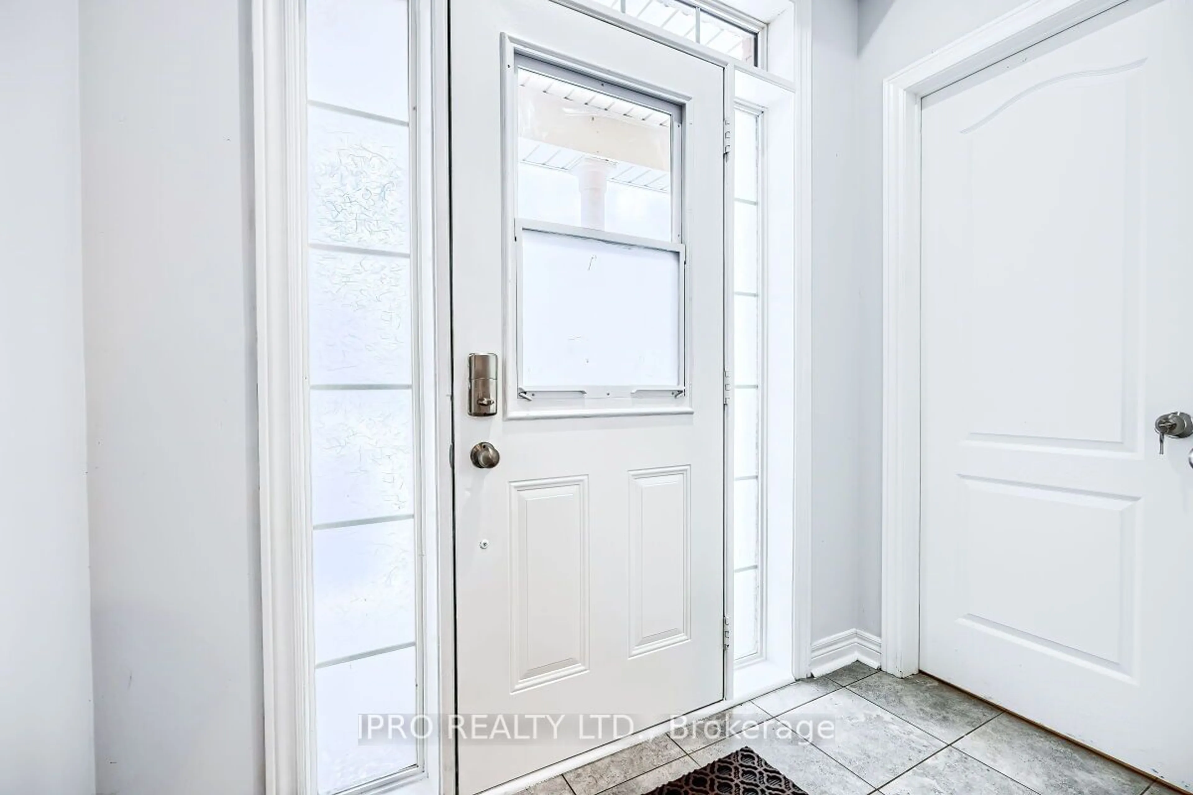 Indoor entryway, wood floors for 36 Forsyth Cres, Barrie Ontario L4N 5K4