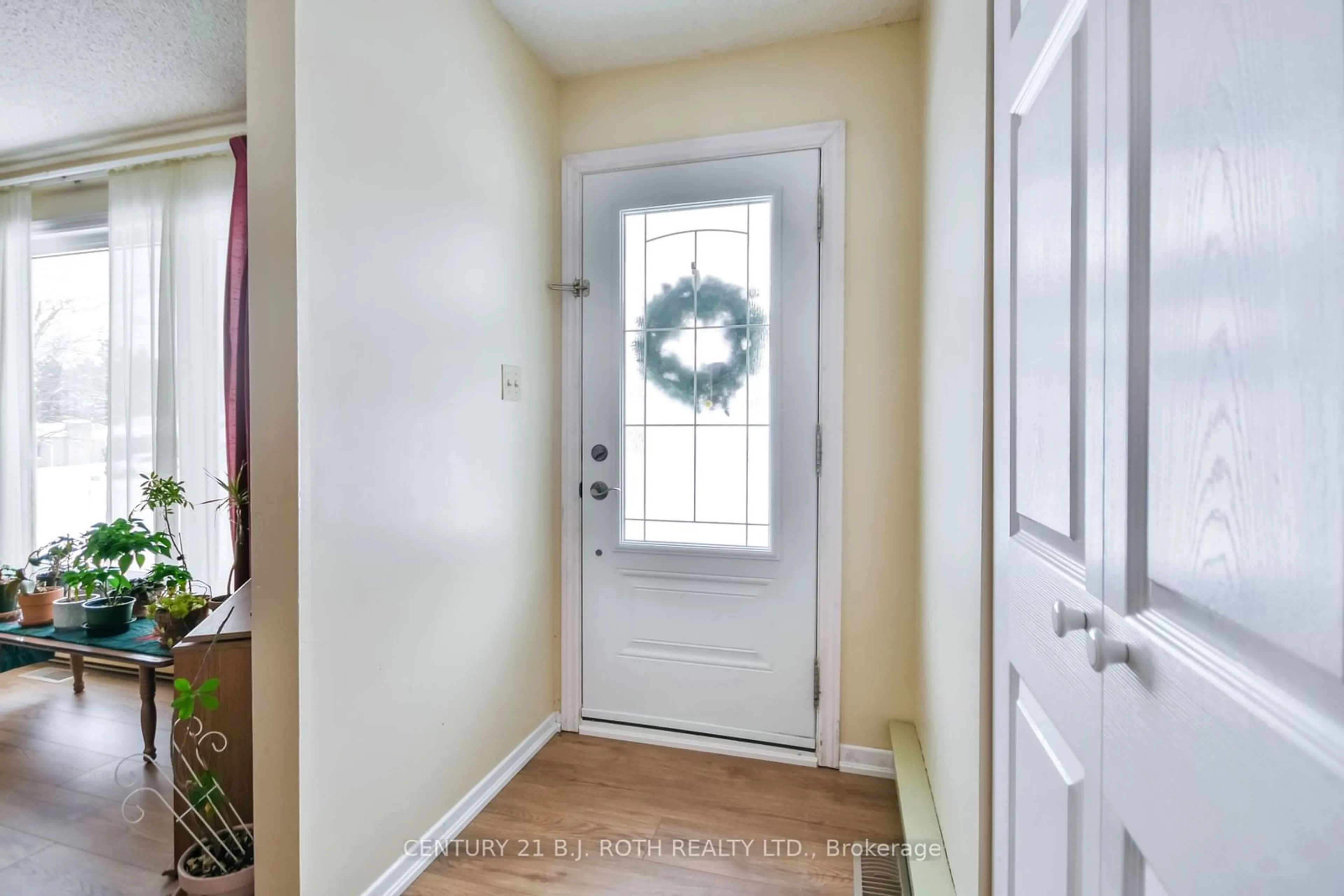 Indoor entryway, wood floors for 93 Jamieson Cres, Oro-Medonte Ontario L3V 6H8