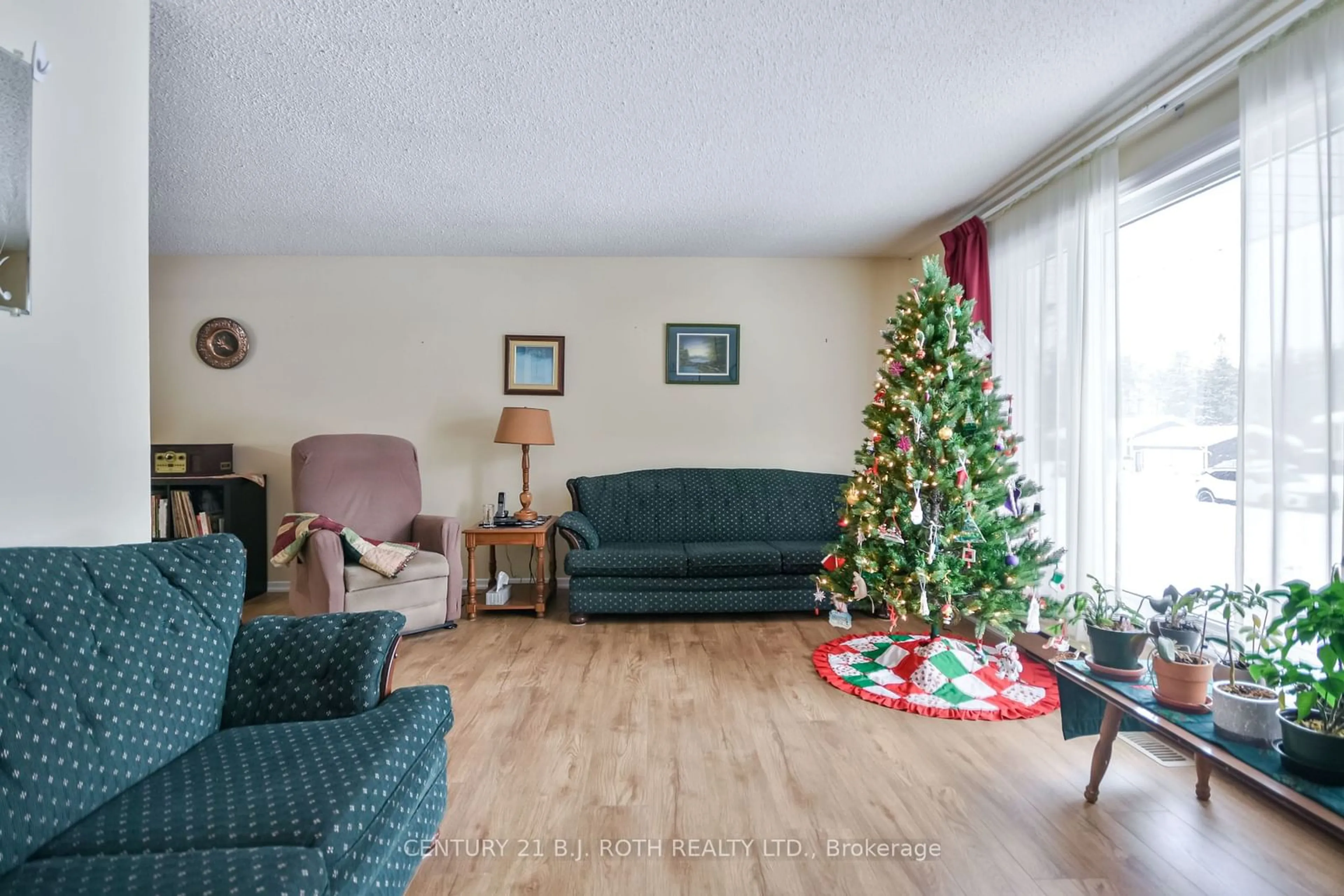 Living room, wood floors for 93 Jamieson Cres, Oro-Medonte Ontario L3V 6H8