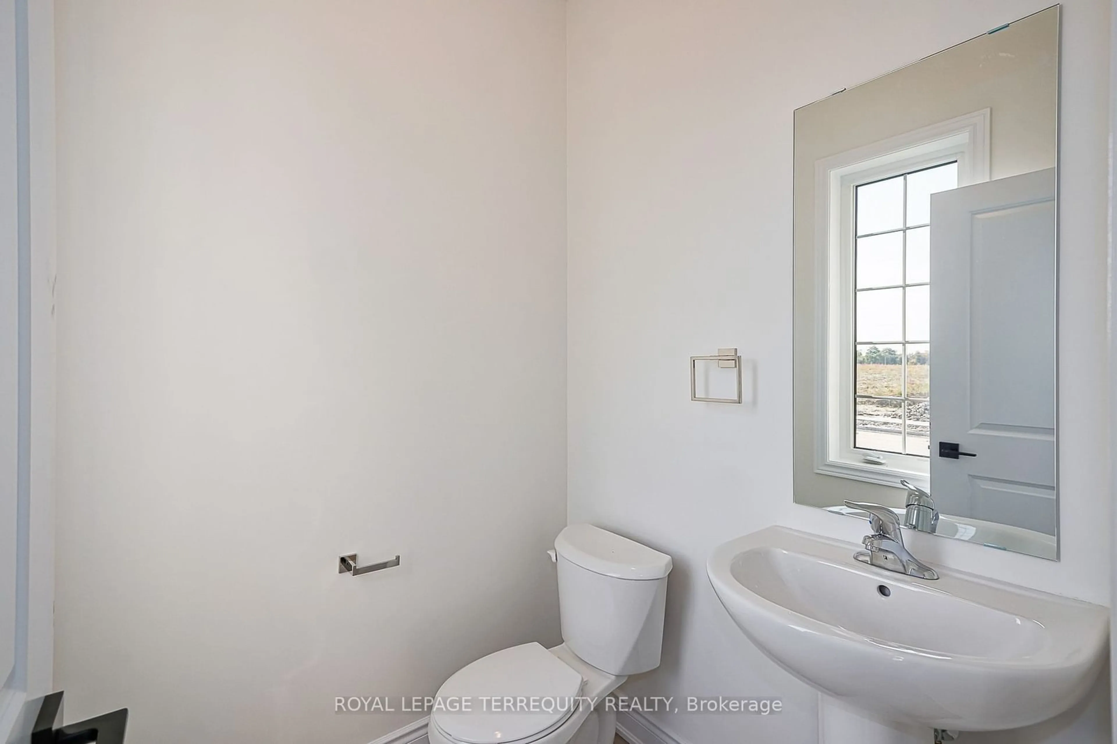 Standard bathroom for 21 Mission St, Wasaga Beach Ontario L0M 1S0