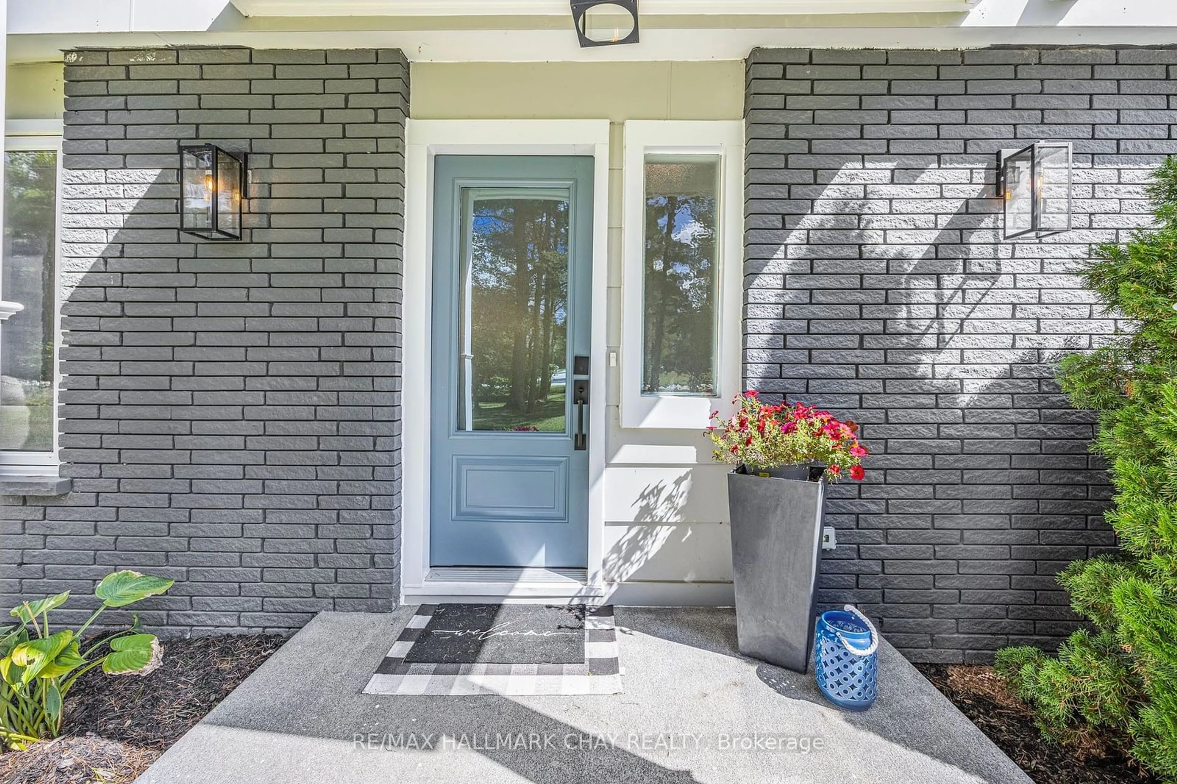 Indoor entryway, cement floor for 23 Lamers Rd, Clearview Ontario L0M 1N0