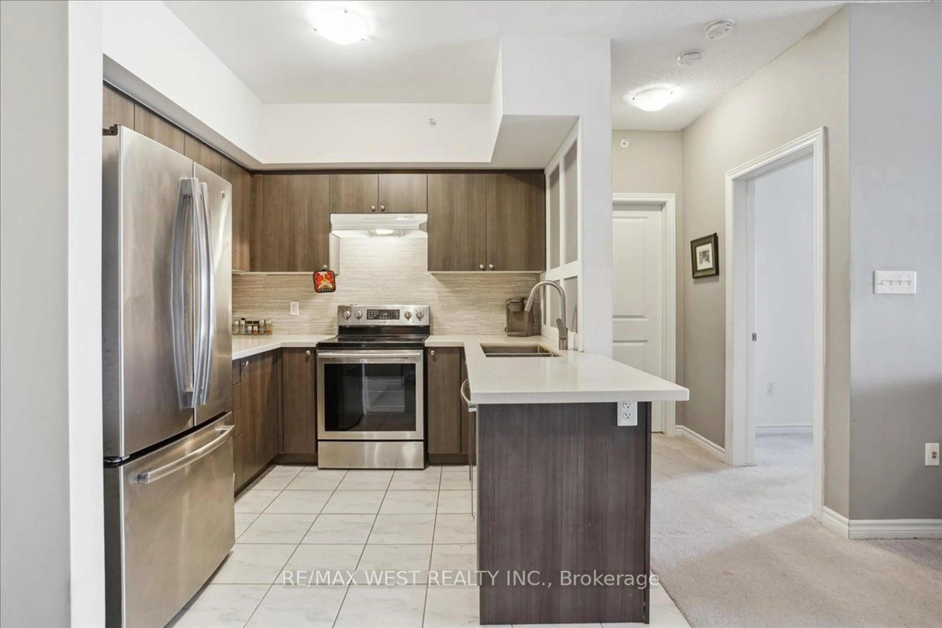 Standard kitchen, wood floors, cottage for 5 Greenwich St #203, Barrie Ontario L4N 7Y8