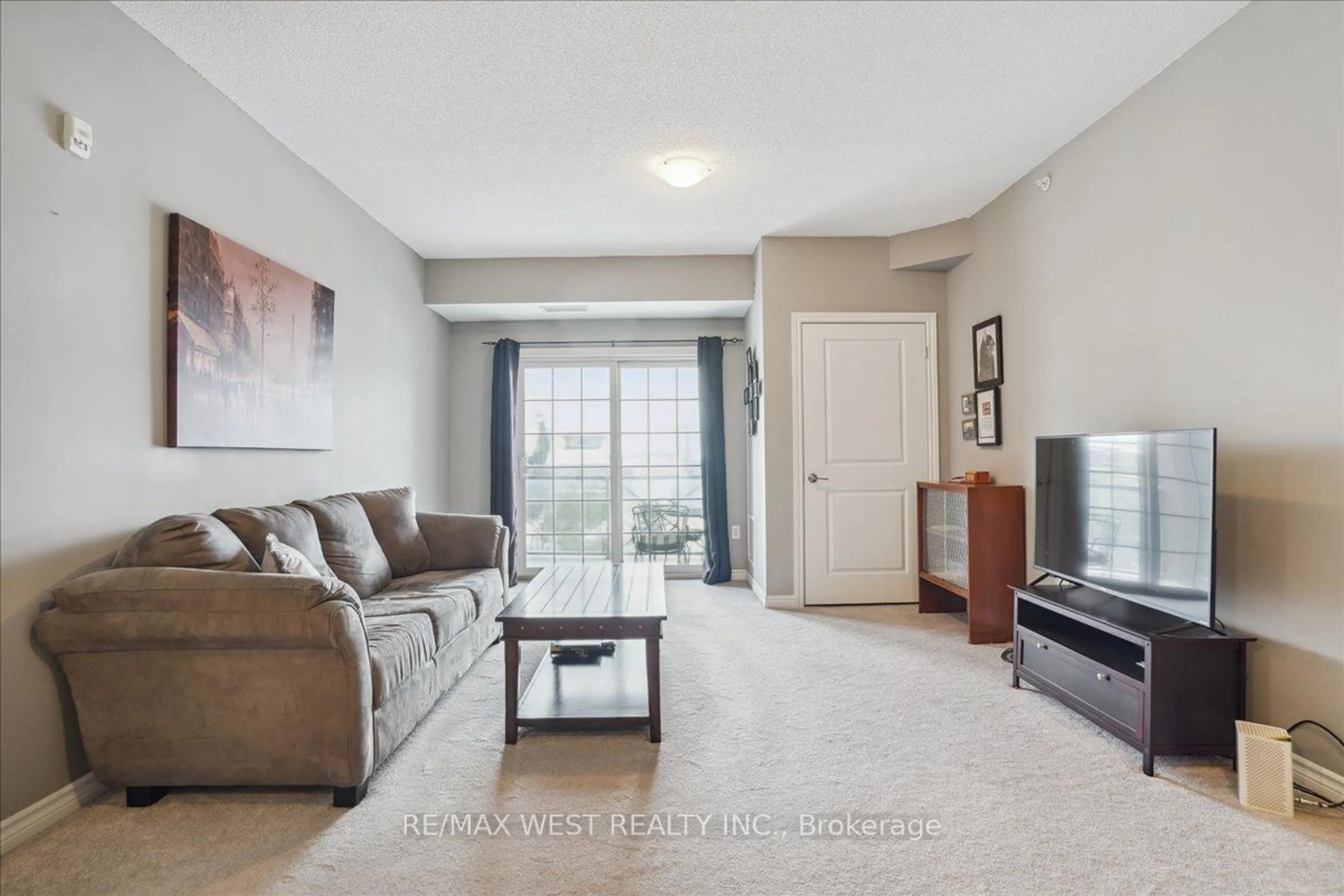 Living room, carpet floors for 5 Greenwich St #203, Barrie Ontario L4N 7Y8