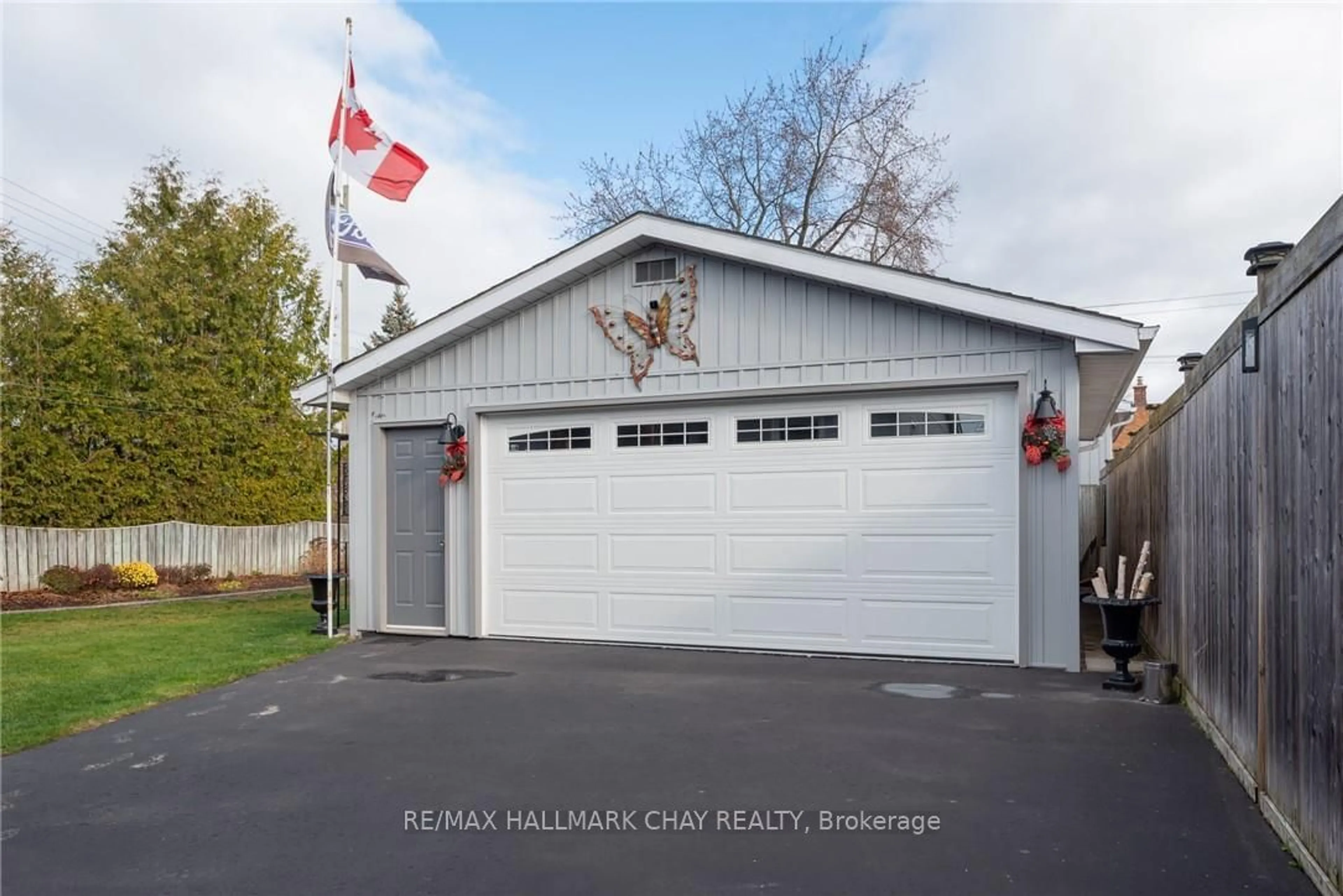 Indoor garage for 7 Seaforth St, Barrie Ontario L4N 3H7