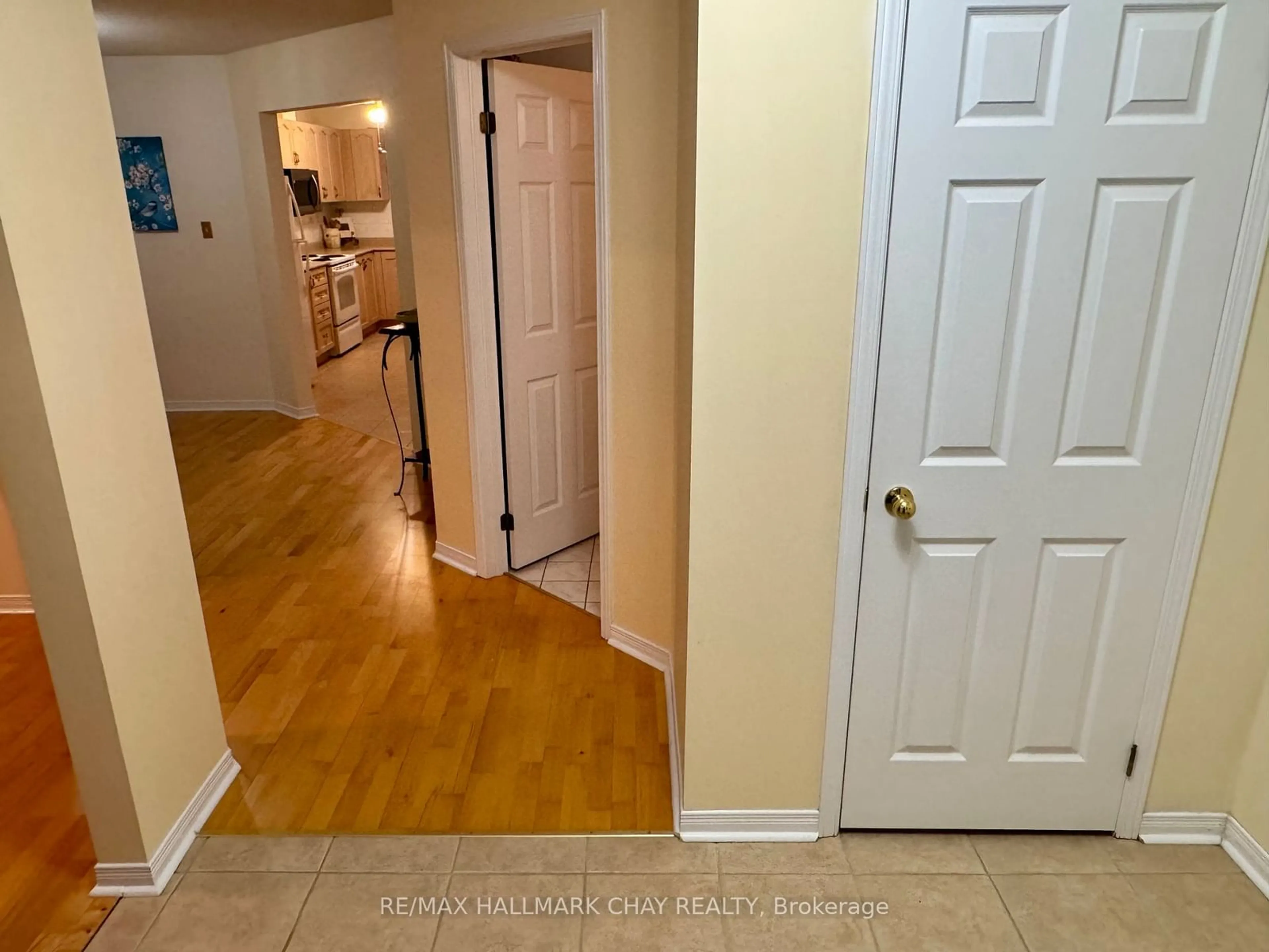 Indoor entryway, wood floors for 119 Livingstone St, Barrie Ontario L4M 6X5