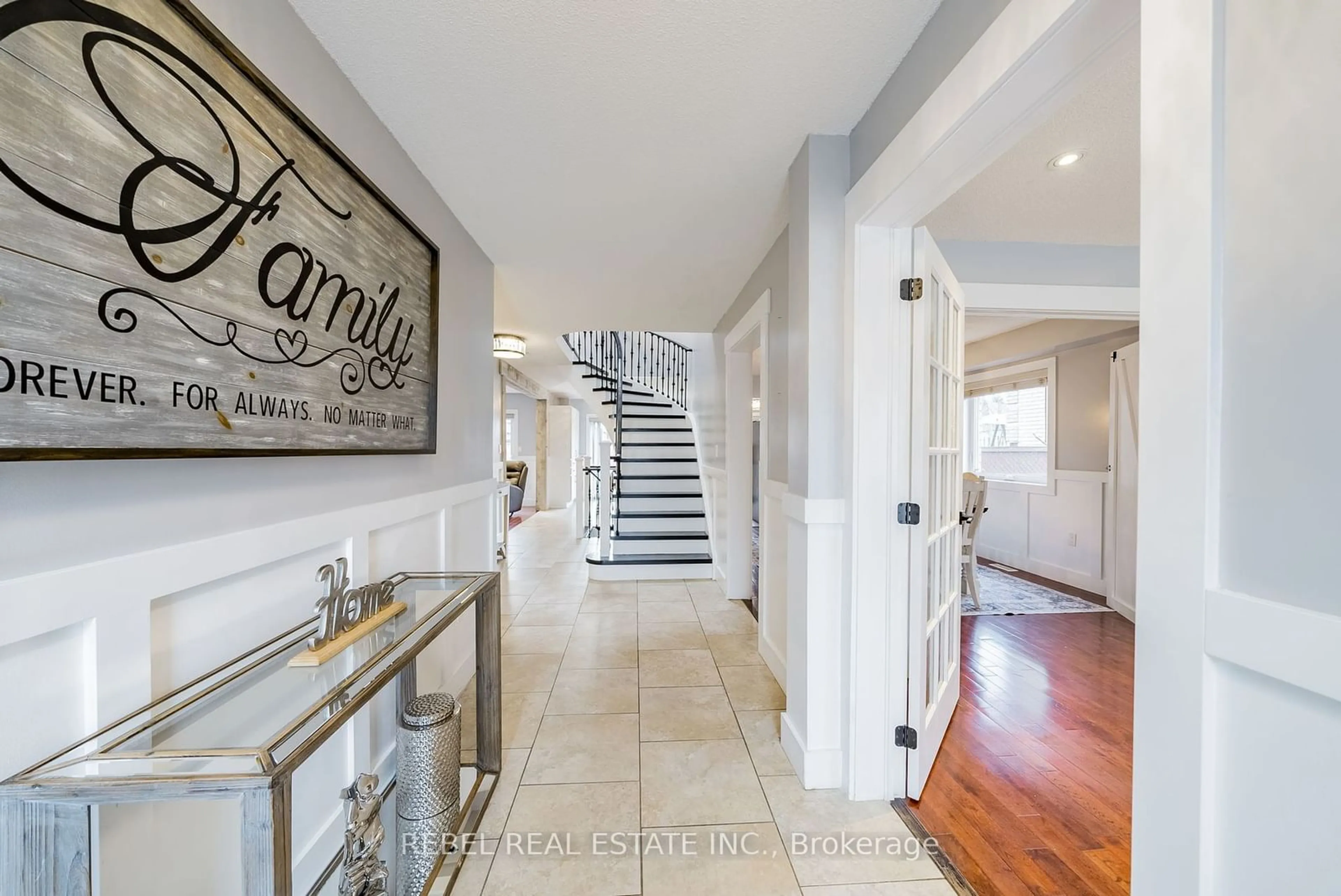 Indoor entryway, wood floors for 33 Farmstead Cres, Barrie Ontario L4N 8S2