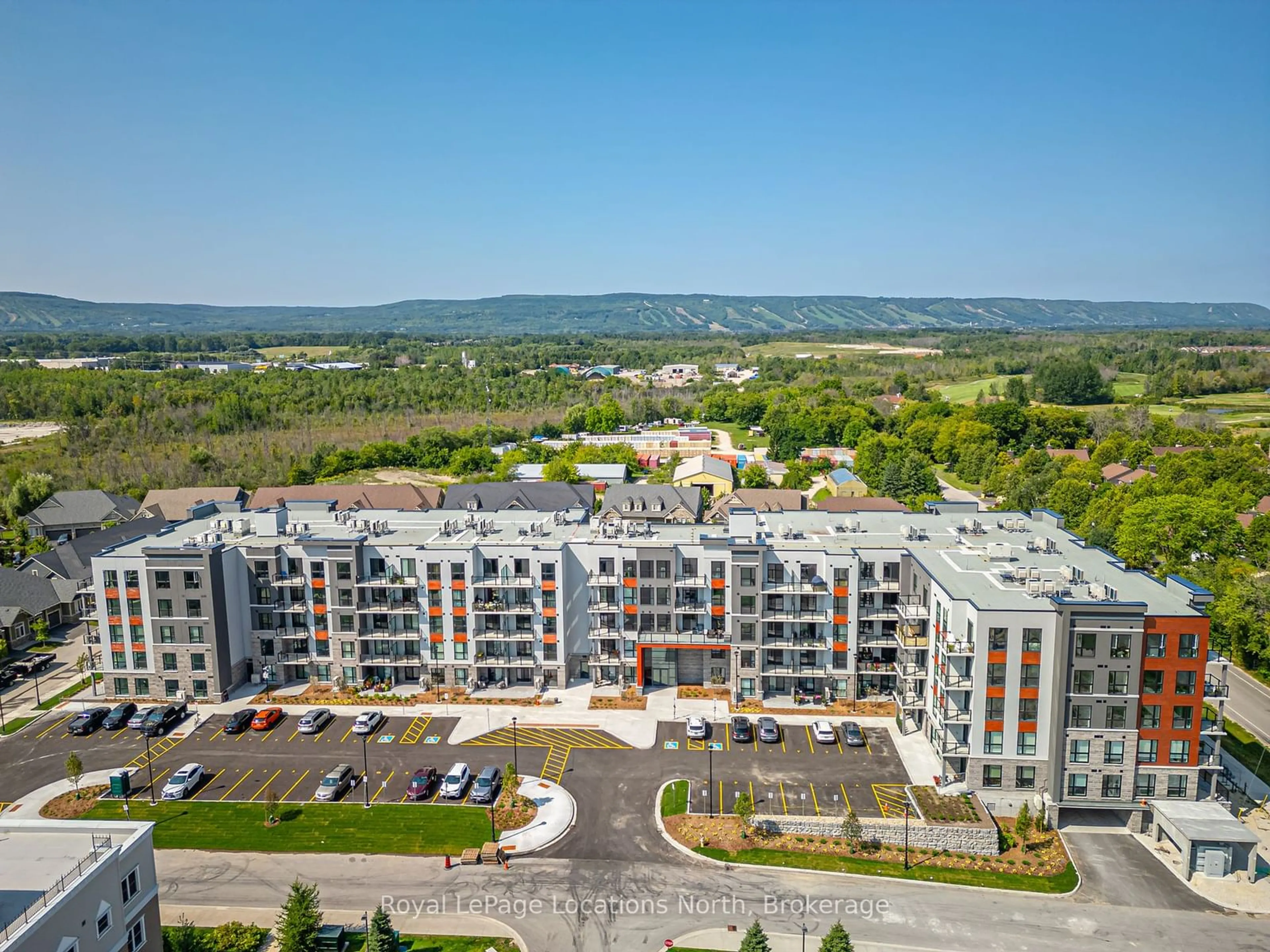 A pic from exterior of the house or condo, the view of city buildings for 4 Kimberly Lane #507, Collingwood Ontario L9Y 5K8