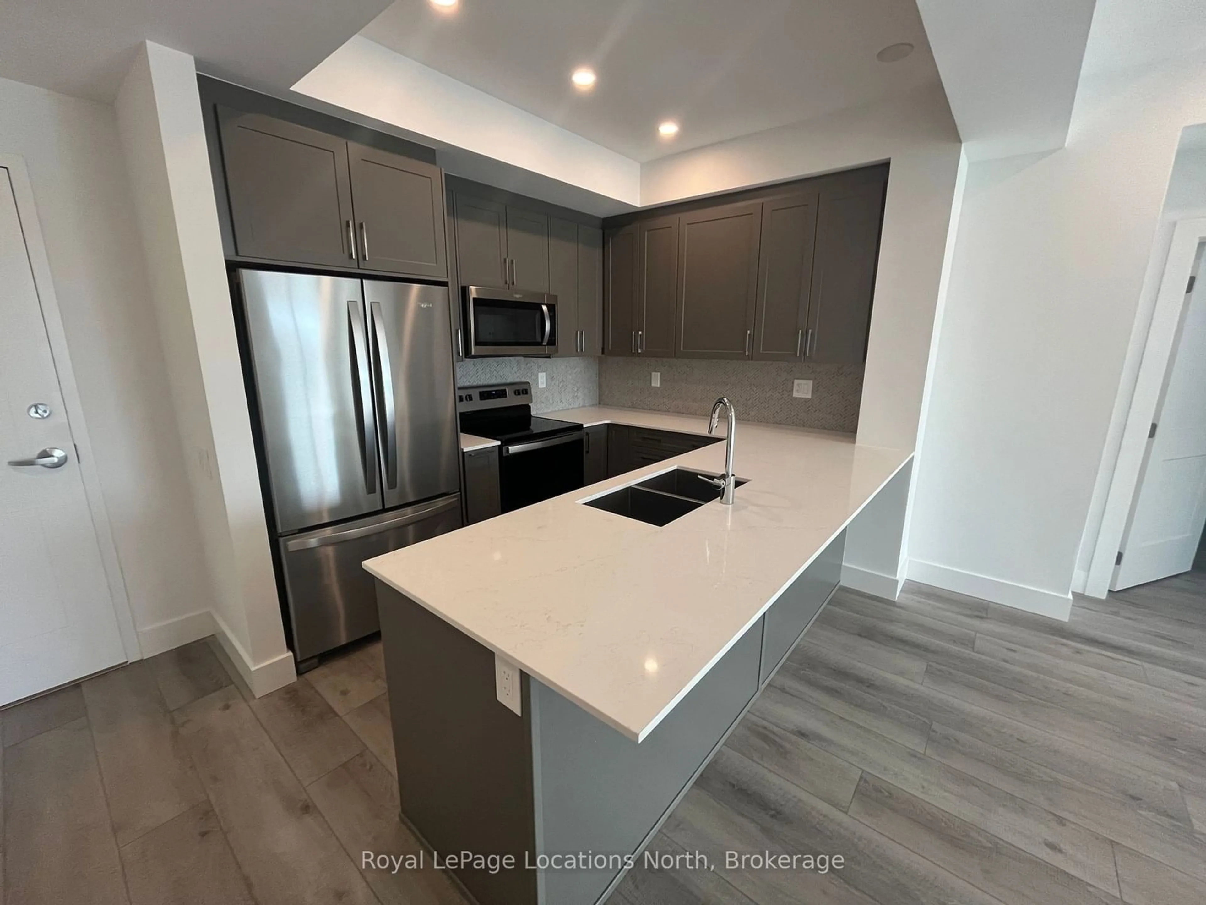 Open concept kitchen for 4 Kimberly Lane #507, Collingwood Ontario L9Y 5K8