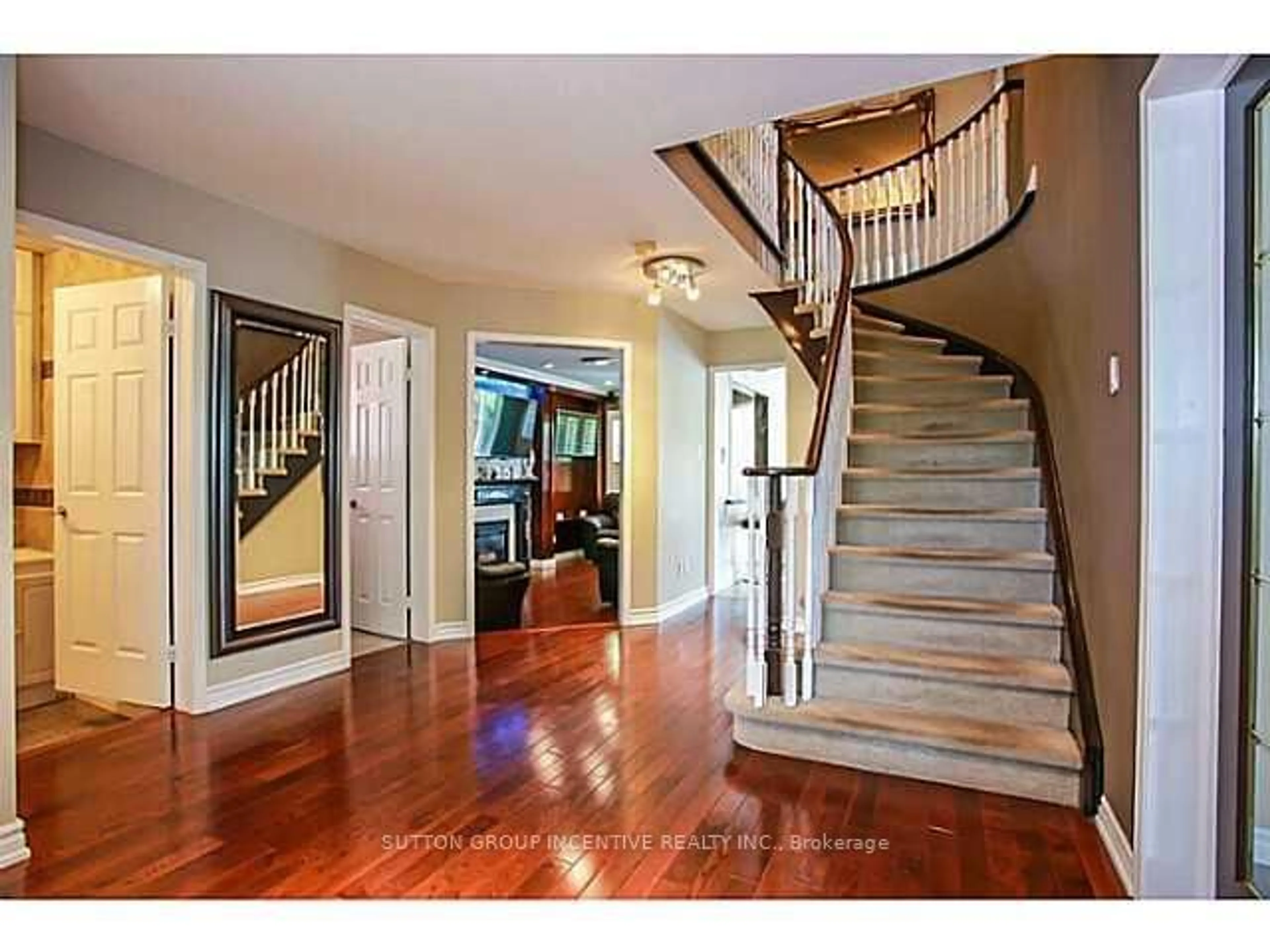 Indoor entryway, wood floors for 101 Ward Dr, Barrie Ontario L4N 8A5