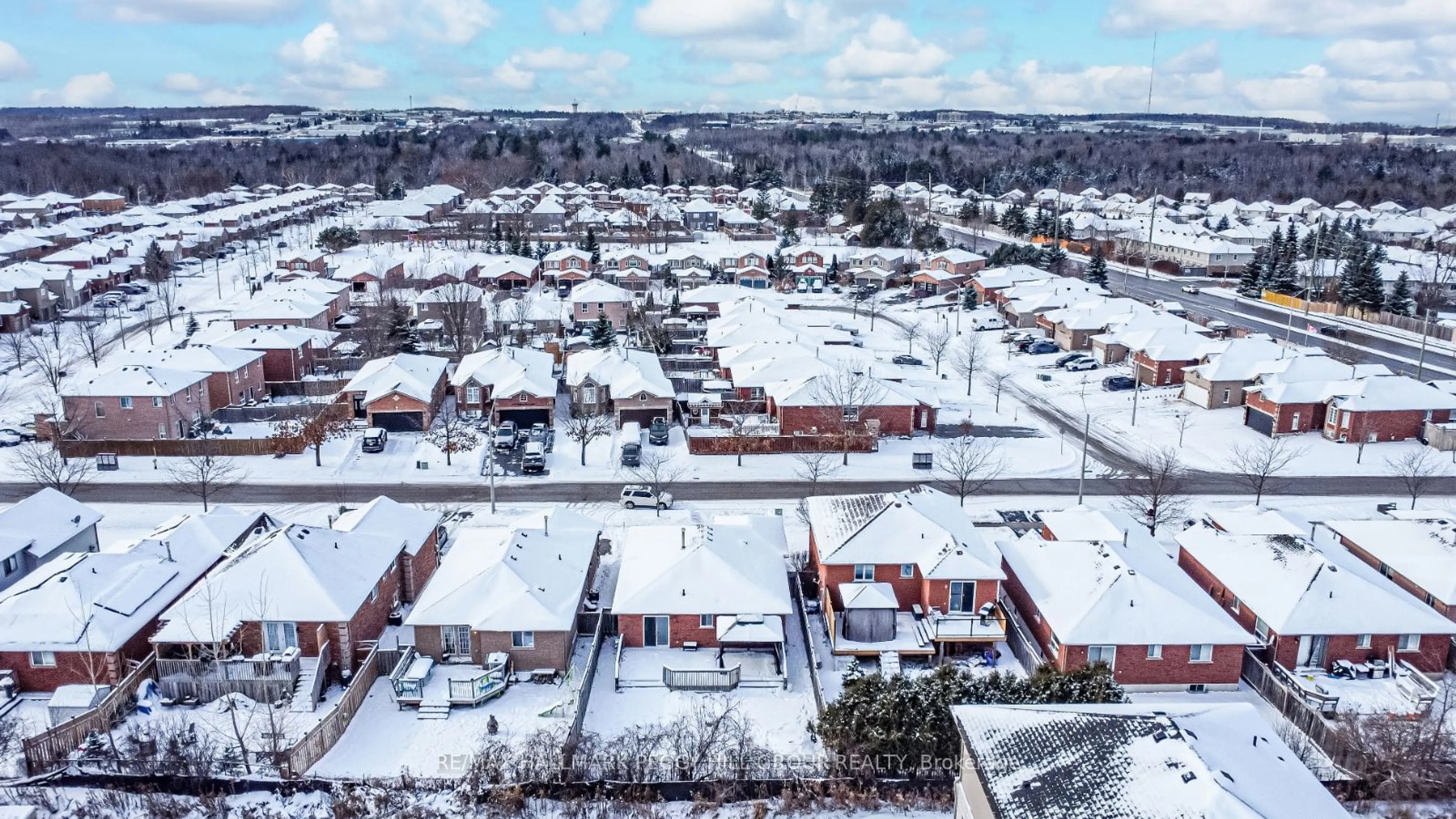 A pic from outside/outdoor area/front of a property/back of a property/a pic from drone, street for 15 Seline Cres, Barrie Ontario L4N 0Y6