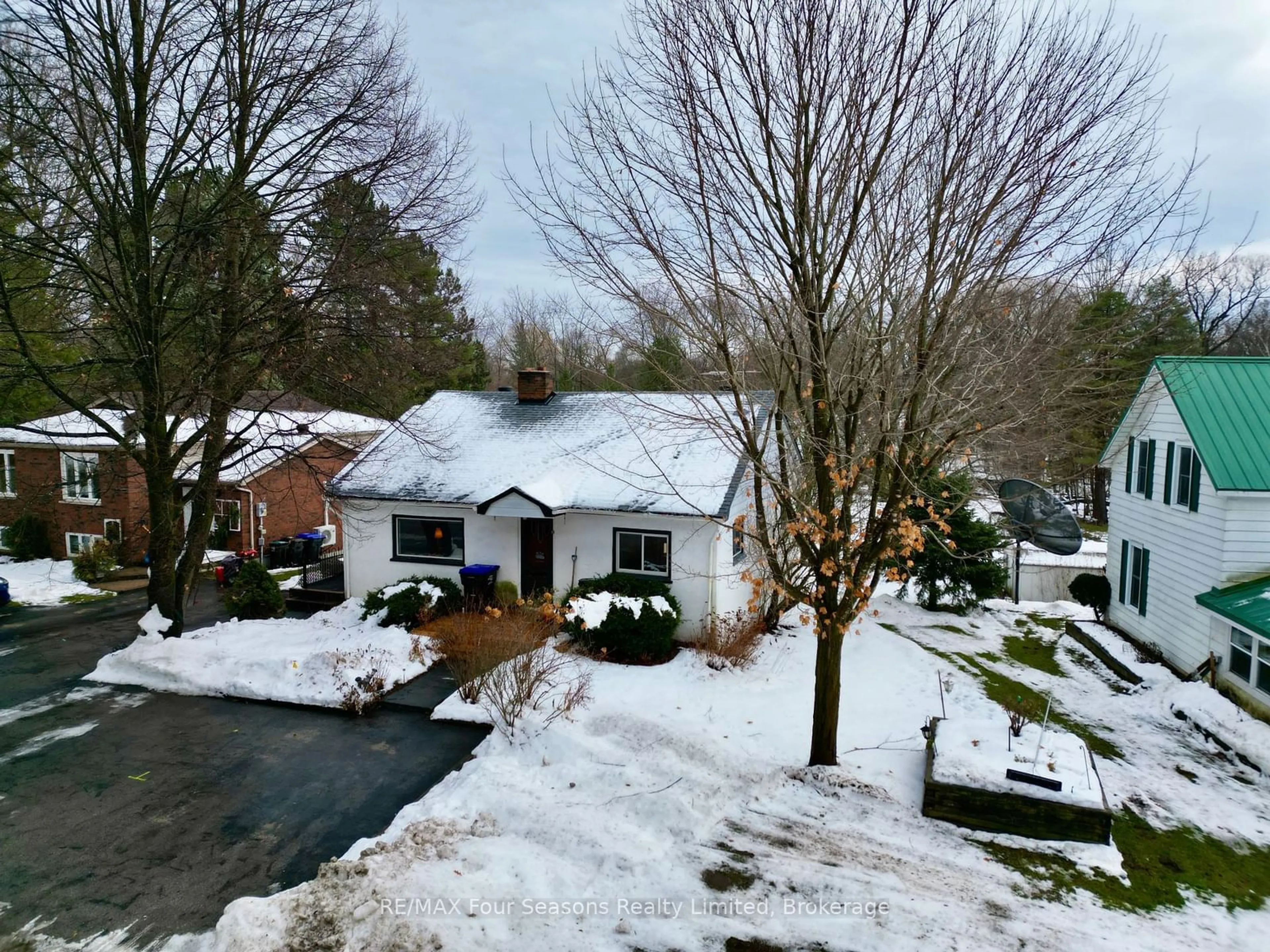 A pic from outside/outdoor area/front of a property/back of a property/a pic from drone, street for 210 Saunders St, Clearview Ontario L0M 1S0