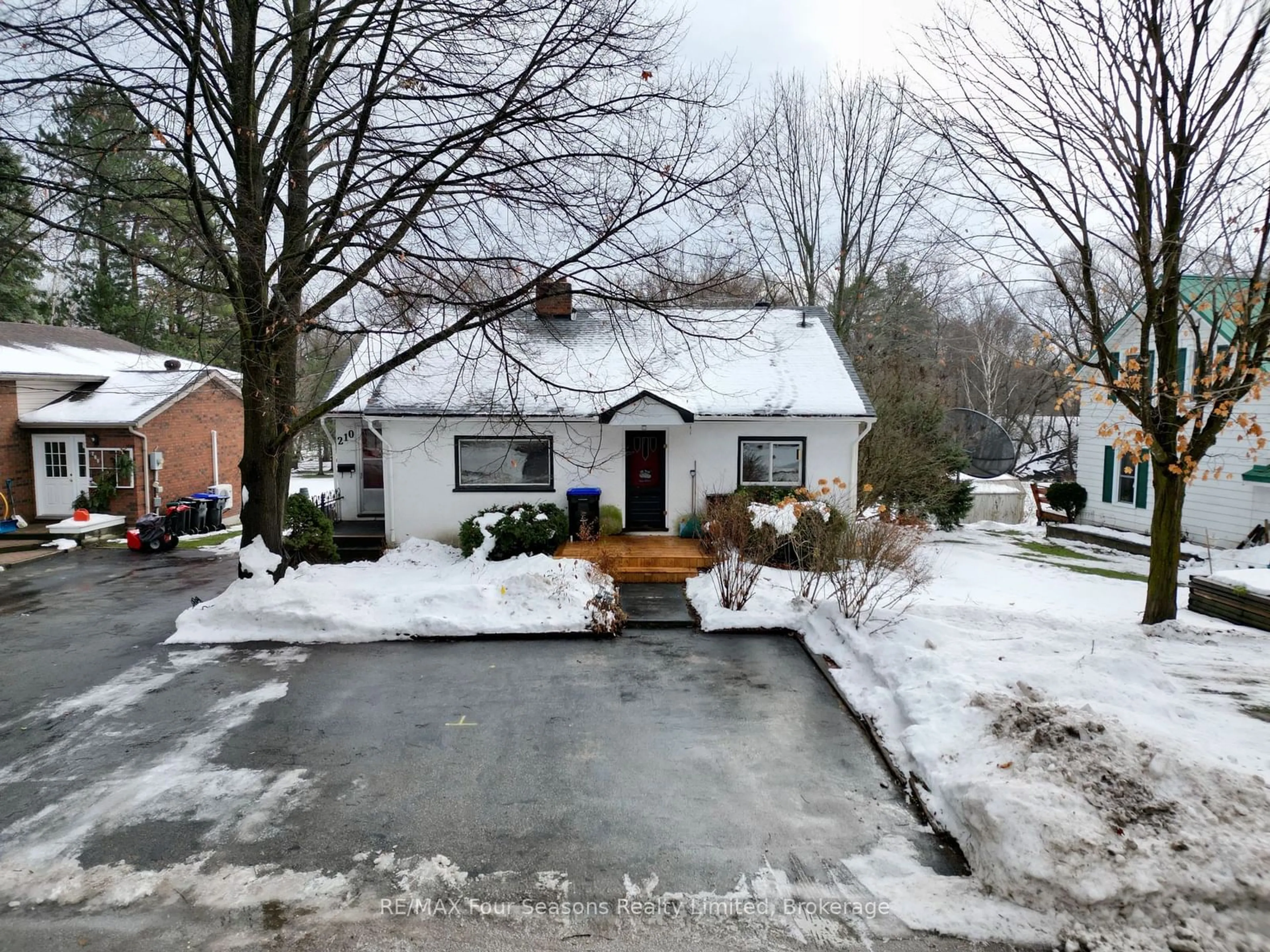 A pic from outside/outdoor area/front of a property/back of a property/a pic from drone, street for 210 Saunders St, Clearview Ontario L0M 1S0