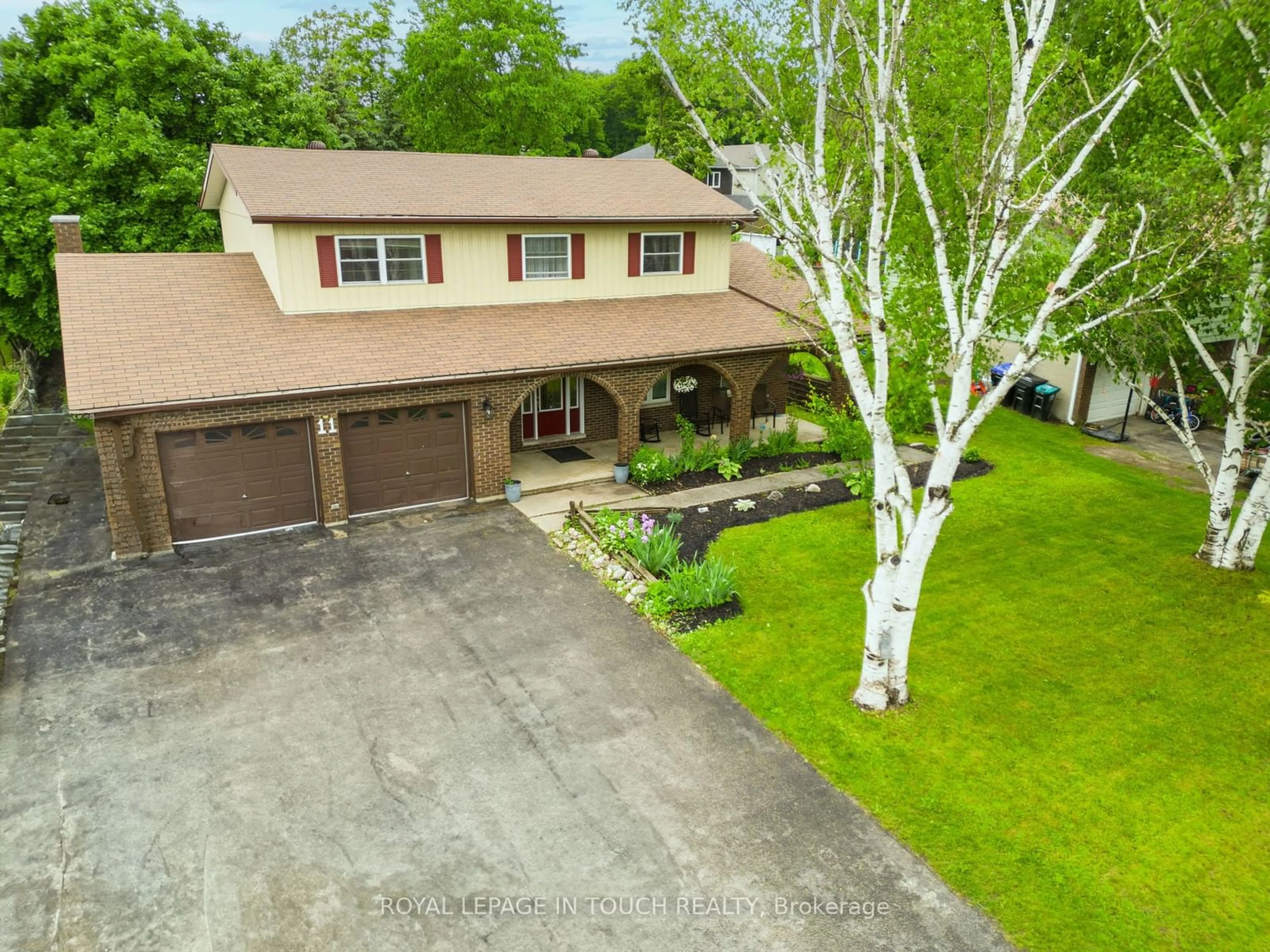 A pic from outside/outdoor area/front of a property/back of a property/a pic from drone, street for 11 Hill Top Dr, Penetanguishene Ontario L9M 1H7