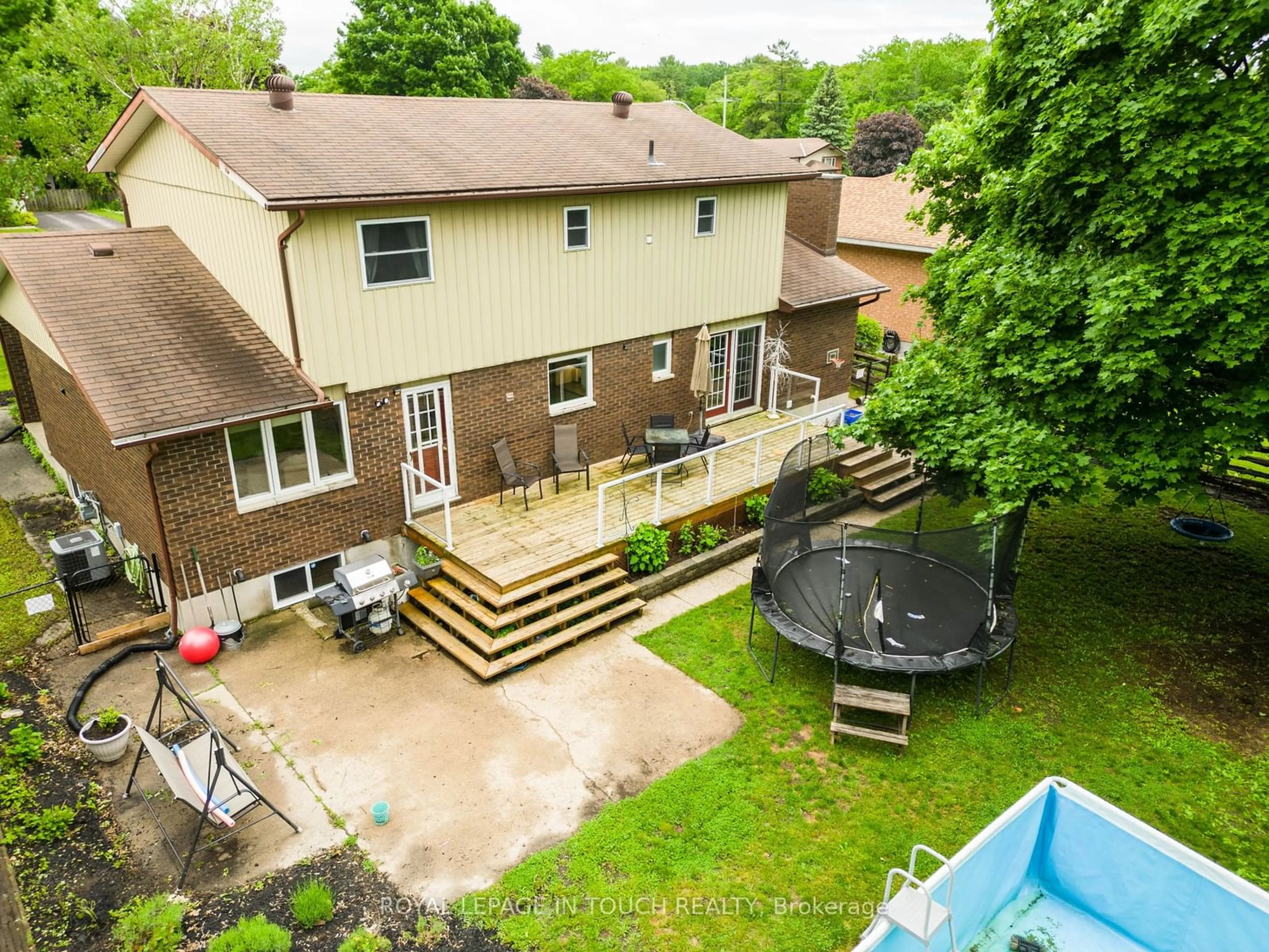 A pic from outside/outdoor area/front of a property/back of a property/a pic from drone, unknown for 11 Hill Top Dr, Penetanguishene Ontario L9M 1H7