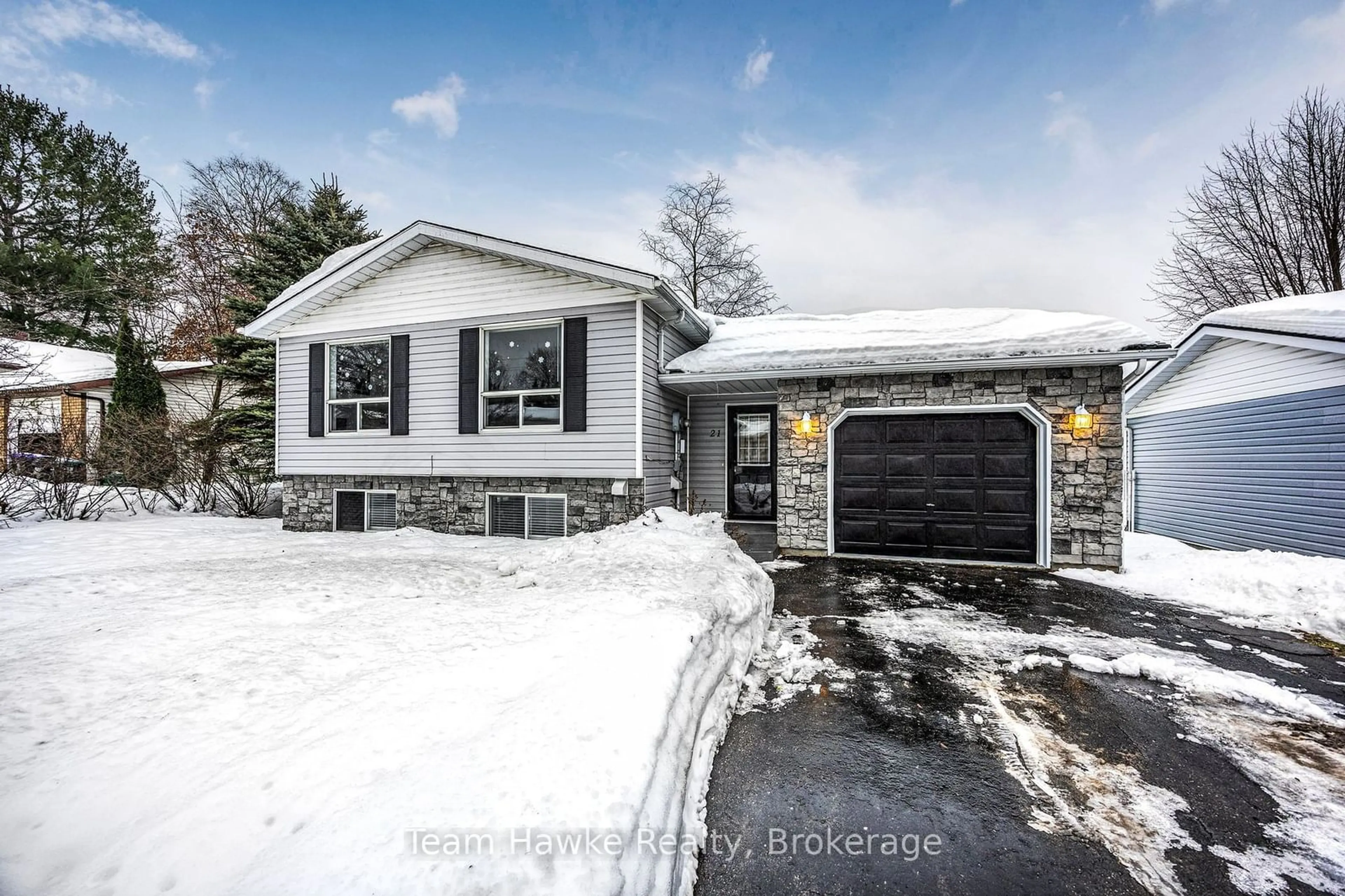 A pic from outside/outdoor area/front of a property/back of a property/a pic from drone, street for 21 Bridle Rd, Penetanguishene Ontario L9M 1J5