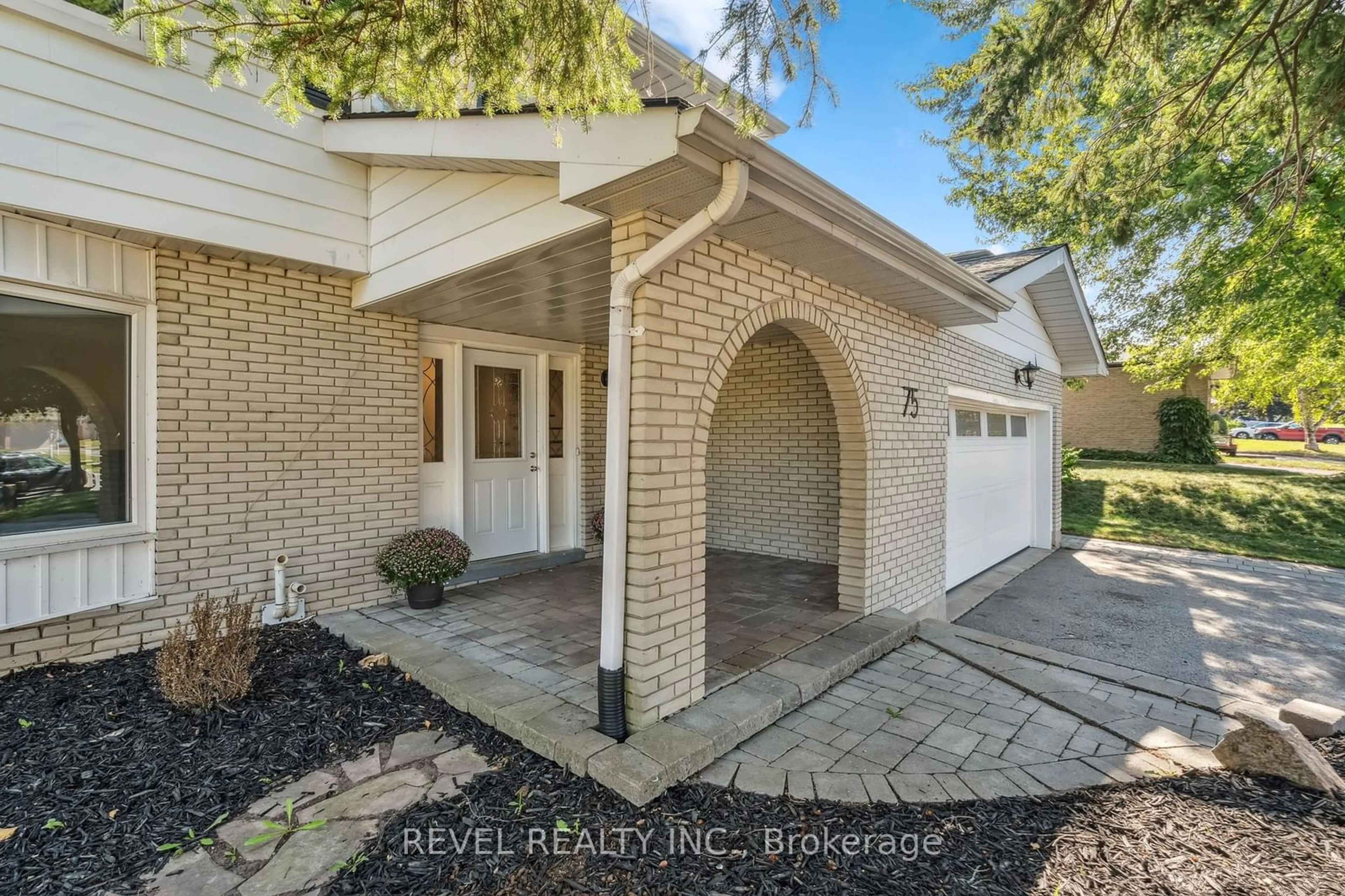 Home with brick exterior material, street for 75 Marshall St, Barrie Ontario L4N 3S9