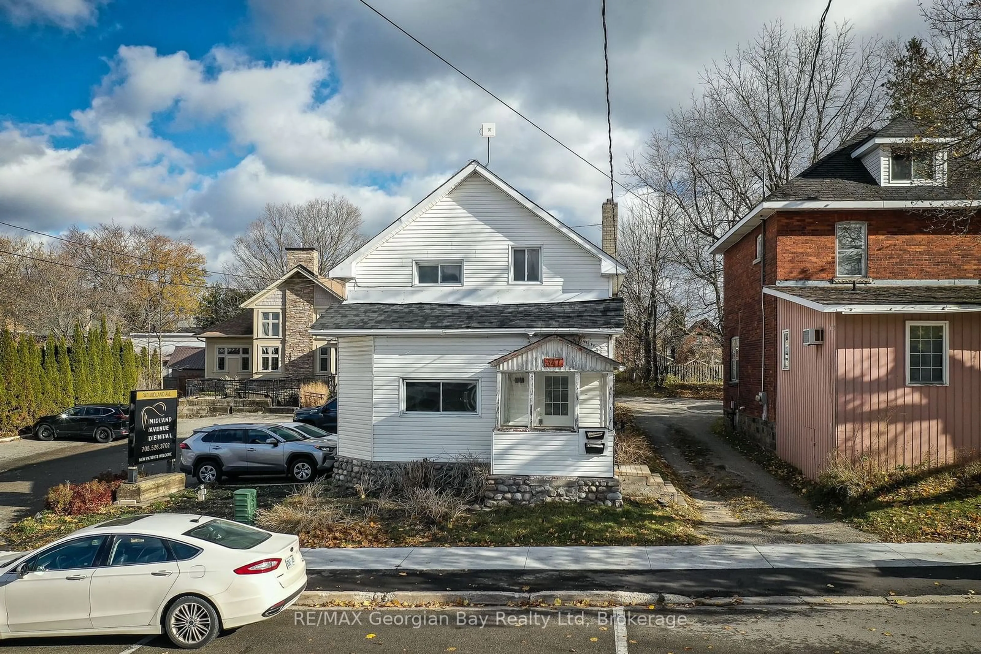 A pic from outside/outdoor area/front of a property/back of a property/a pic from drone, street for 347 MIDLAND Ave, Midland Ontario L4R 3K8