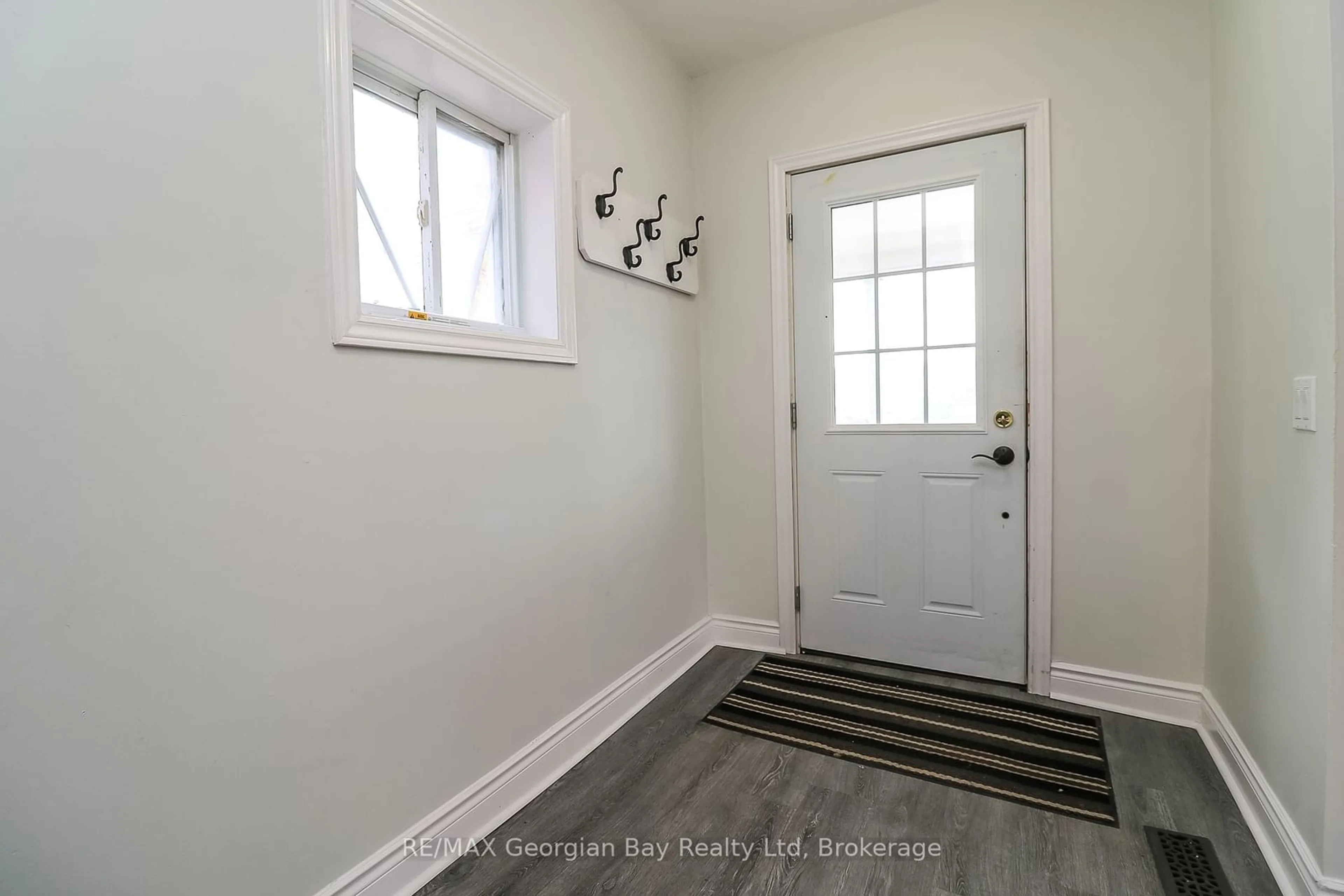 Indoor entryway for 347 MIDLAND Ave, Midland Ontario L4R 3K8