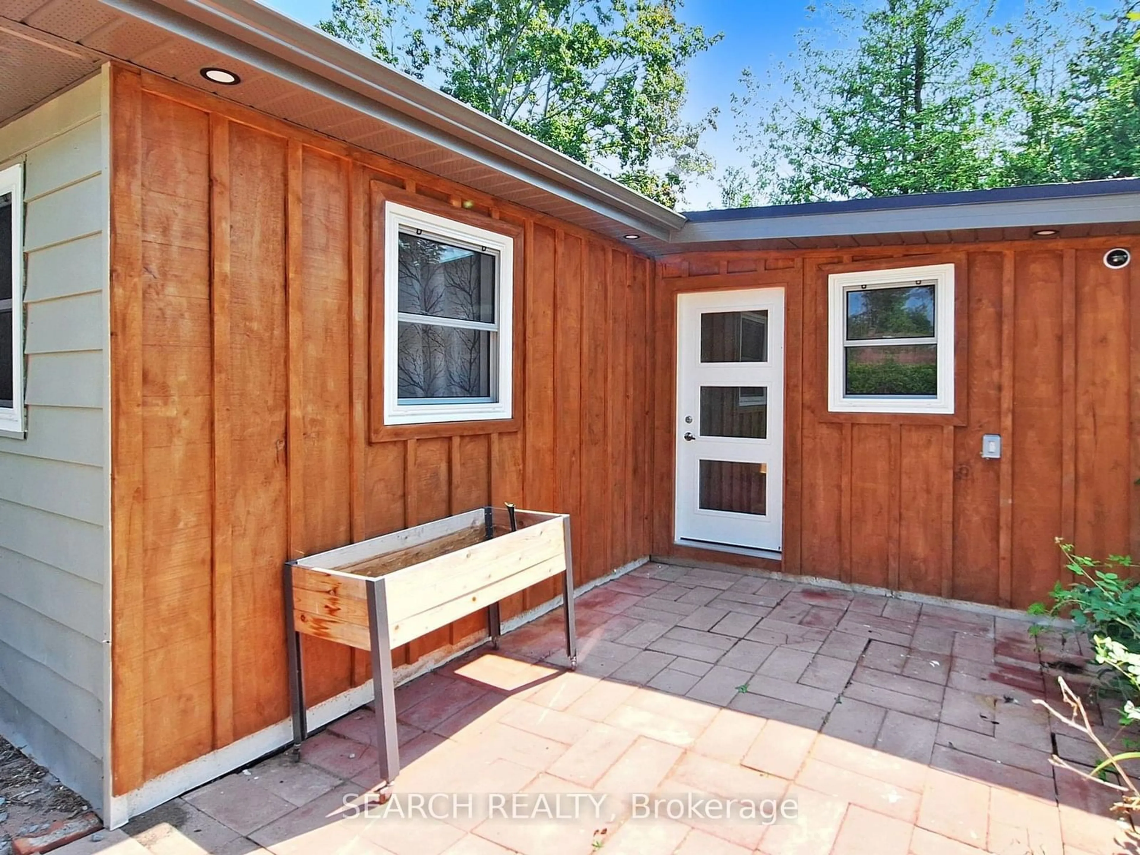 Indoor entryway for 71 Lakeshore Rd, Oro-Medonte Ontario L0L 2E0