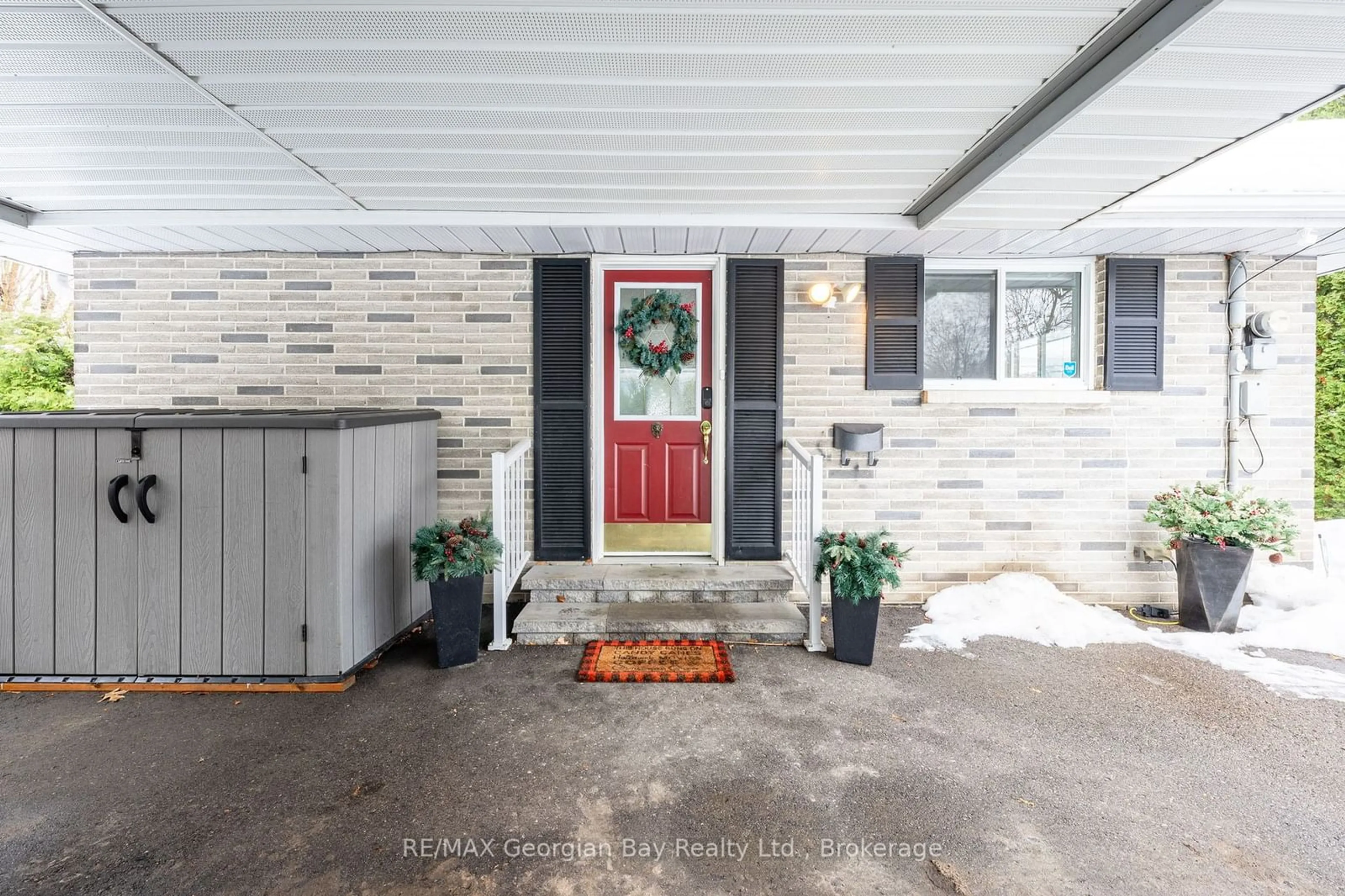 Indoor entryway for 359 Fifth St, Midland Ontario L4R 3W7