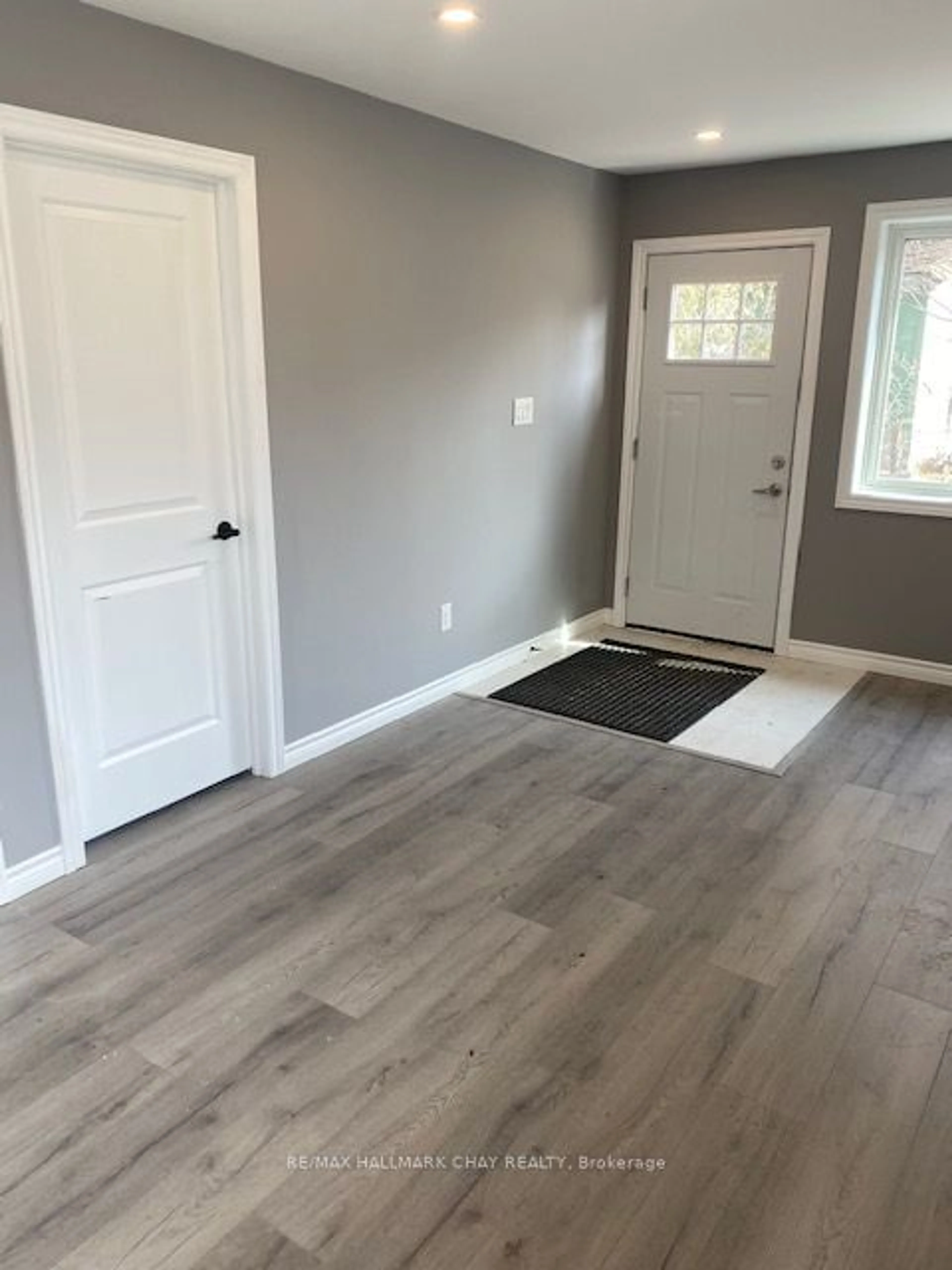 Indoor entryway for 12 Dufferin St #1, 2, C, Barrie Ontario L4N 2J7